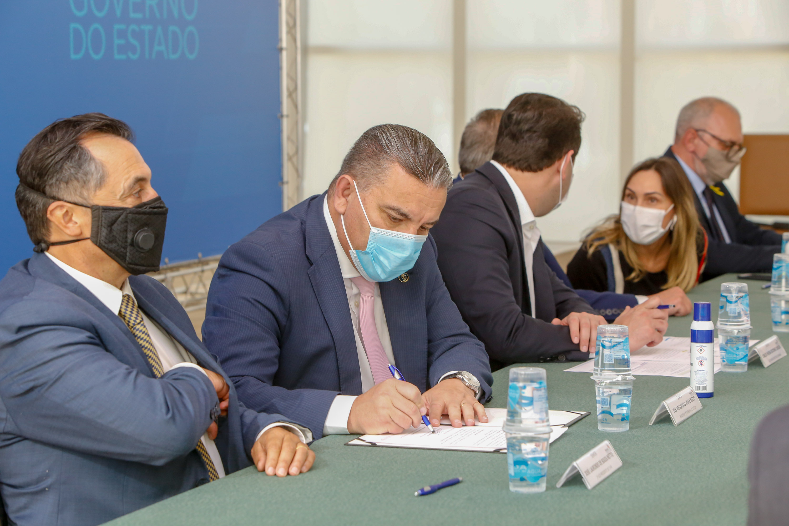 O governador Carlos Massa Ratinho Junior, o presidente do Tribunal de Justiça do Paraná, desembargador Adalberto Xisto Pereira, e o segundo vice-presidente, desembargador José Laurindo de Souza Netto formalizaram nesta quinta-feira (3) a criação do Cejus Casa Fácil e do Cejusc Fundiário, que vão atuar na mediação e conciliação de conflitos no Estado.foto Gilson Abreu/Aen