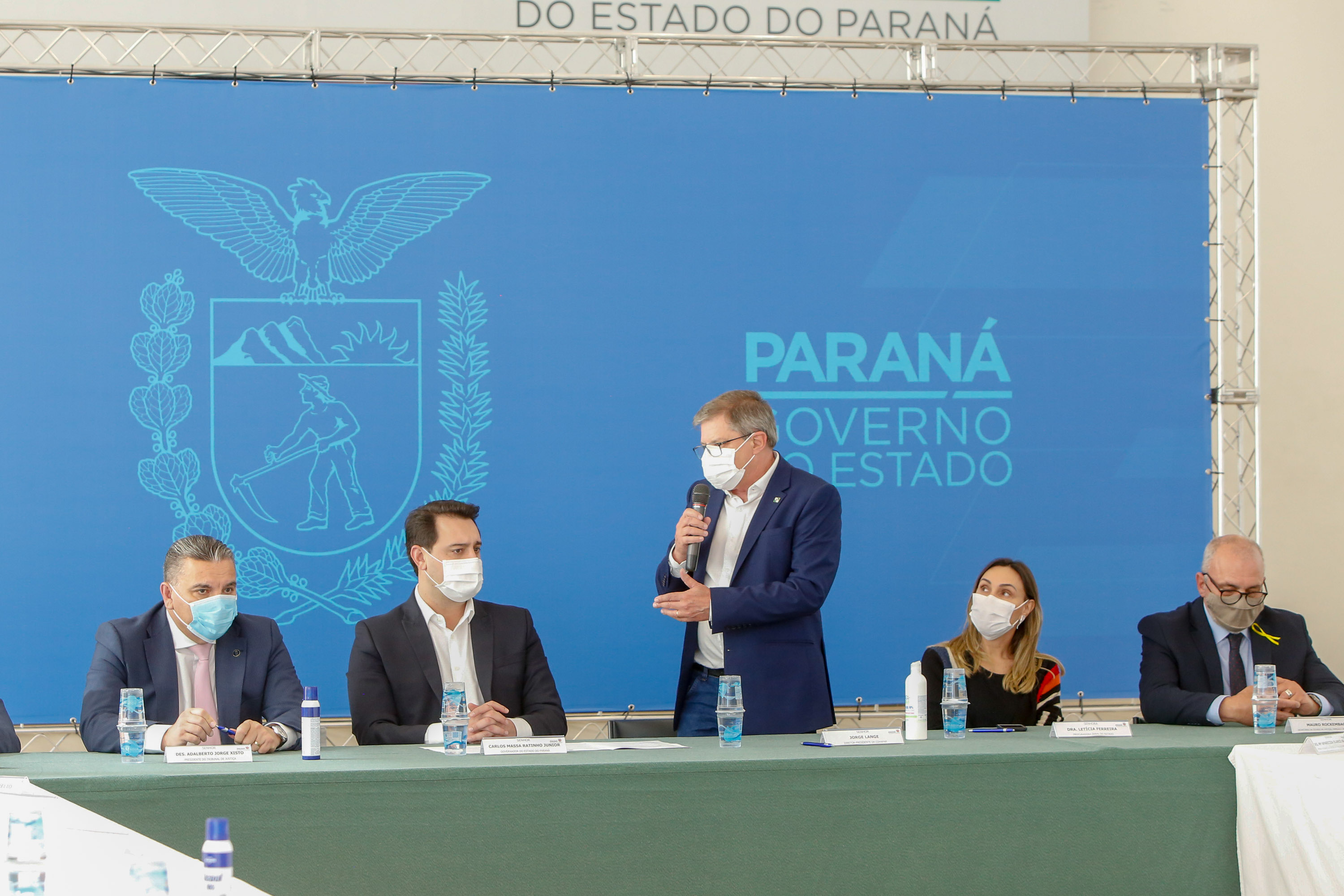 O governador Carlos Massa Ratinho Junior, o presidente do Tribunal de Justiça do Paraná, desembargador Adalberto Xisto Pereira, e o segundo vice-presidente, desembargador José Laurindo de Souza Netto formalizaram nesta quinta-feira (3) a criação do Cejus Casa Fácil e do Cejusc Fundiário, que vão atuar na mediação e conciliação de conflitos no Estado.foto Gilson Abreu/Aen