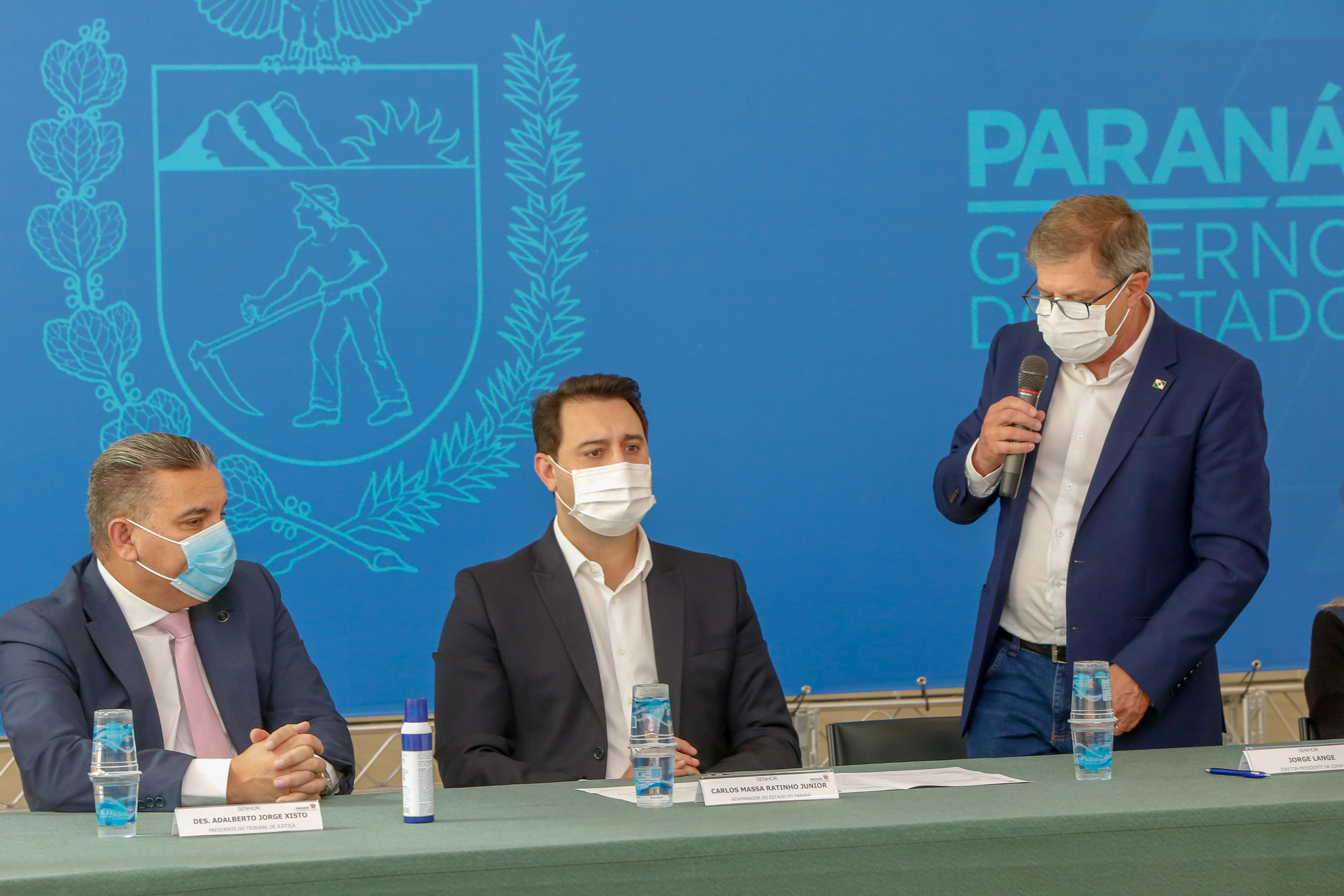 O governador Carlos Massa Ratinho Junior, o presidente do Tribunal de Justiça do Paraná, desembargador Adalberto Xisto Pereira, e o segundo vice-presidente, desembargador José Laurindo de Souza Netto formalizaram nesta quinta-feira (3) a criação do Cejus Casa Fácil e do Cejusc Fundiário, que vão atuar na mediação e conciliação de conflitos no Estado.foto Gilson Abreu/Aen