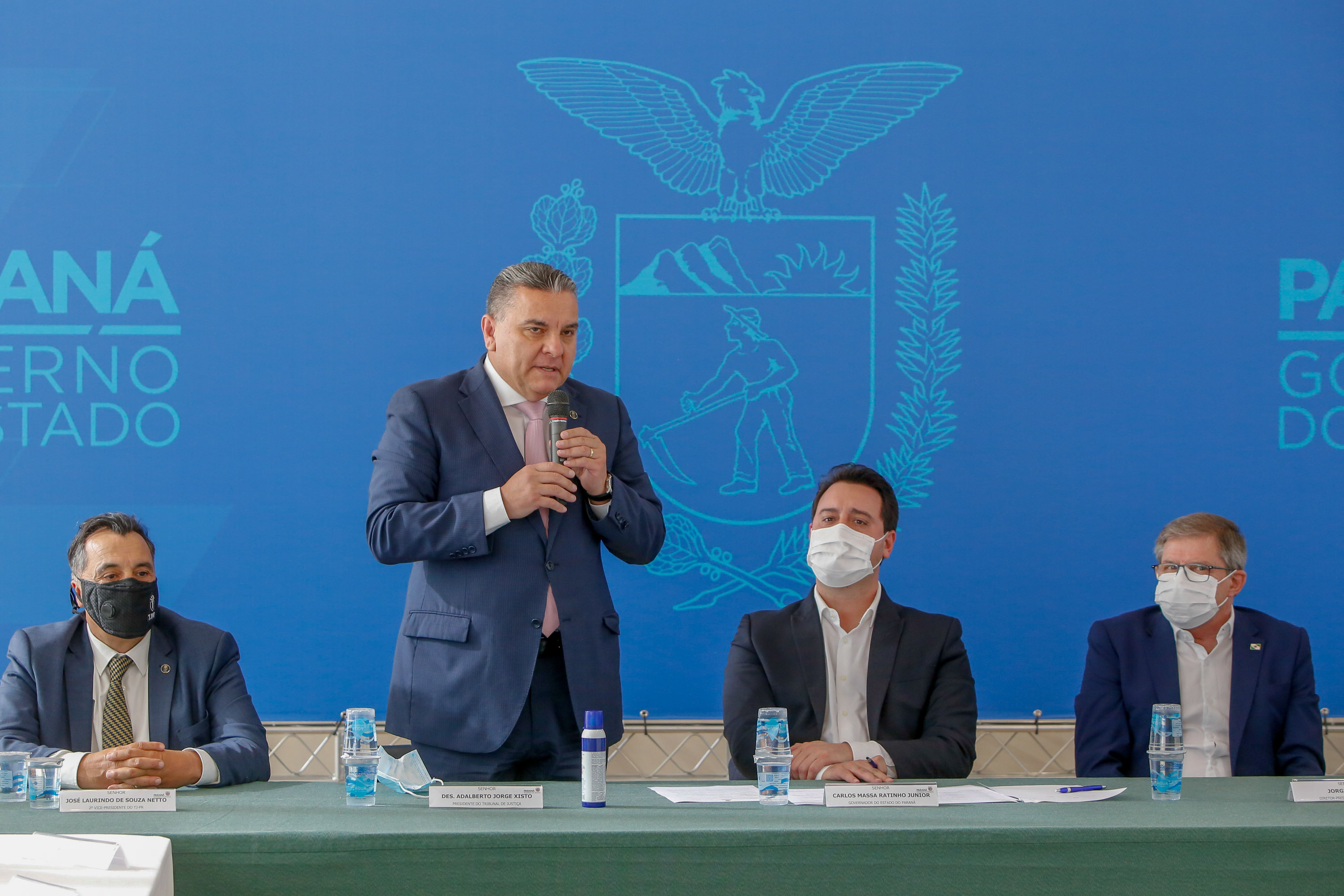 O governador Carlos Massa Ratinho Junior, o presidente do Tribunal de Justiça do Paraná, desembargador Adalberto Xisto Pereira, e o segundo vice-presidente, desembargador José Laurindo de Souza Netto formalizaram nesta quinta-feira (3) a criação do Cejus Casa Fácil e do Cejusc Fundiário, que vão atuar na mediação e conciliação de conflitos no Estado.foto Gilson Abreu/Aen