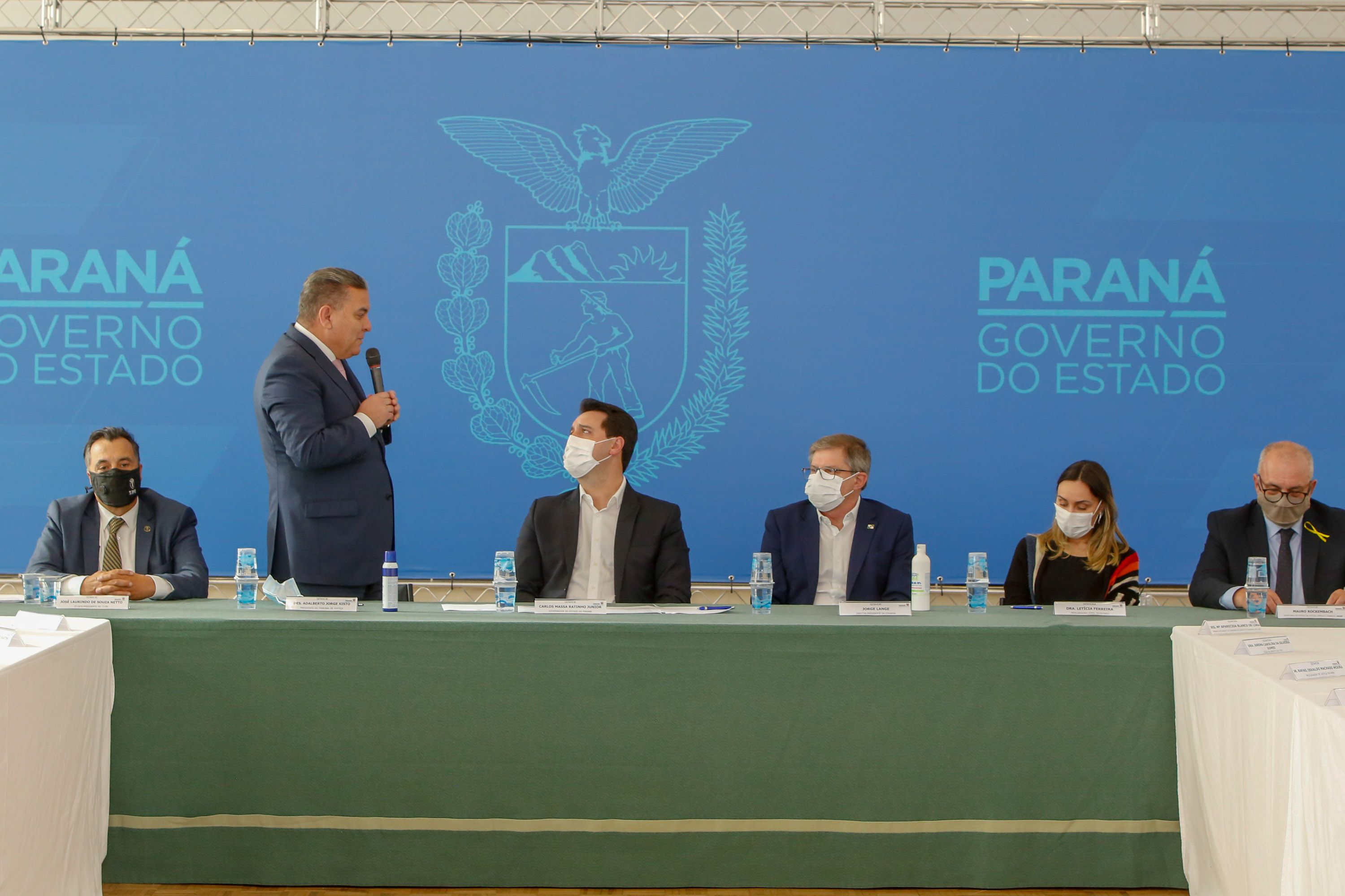 O governador Carlos Massa Ratinho Junior, o presidente do Tribunal de Justiça do Paraná, desembargador Adalberto Xisto Pereira, e o segundo vice-presidente, desembargador José Laurindo de Souza Netto formalizaram nesta quinta-feira (3) a criação do Cejus Casa Fácil e do Cejusc Fundiário, que vão atuar na mediação e conciliação de conflitos no Estado.foto Gilson Abreu/Aen