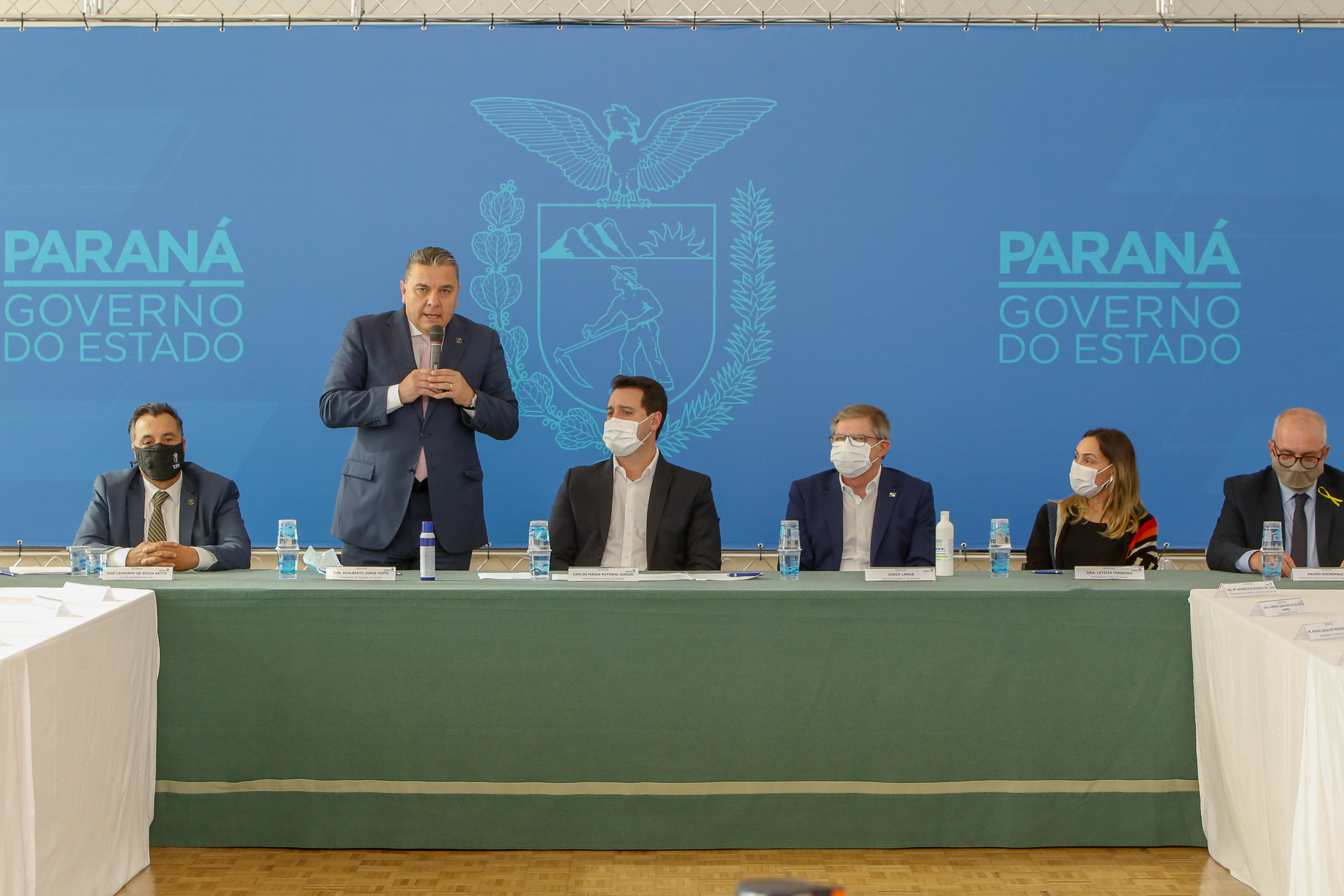 O governador Carlos Massa Ratinho Junior, o presidente do Tribunal de Justiça do Paraná, desembargador Adalberto Xisto Pereira, e o segundo vice-presidente, desembargador José Laurindo de Souza Netto formalizaram nesta quinta-feira (3) a criação do Cejus Casa Fácil e do Cejusc Fundiário, que vão atuar na mediação e conciliação de conflitos no Estado.foto Gilson Abreu/Aen