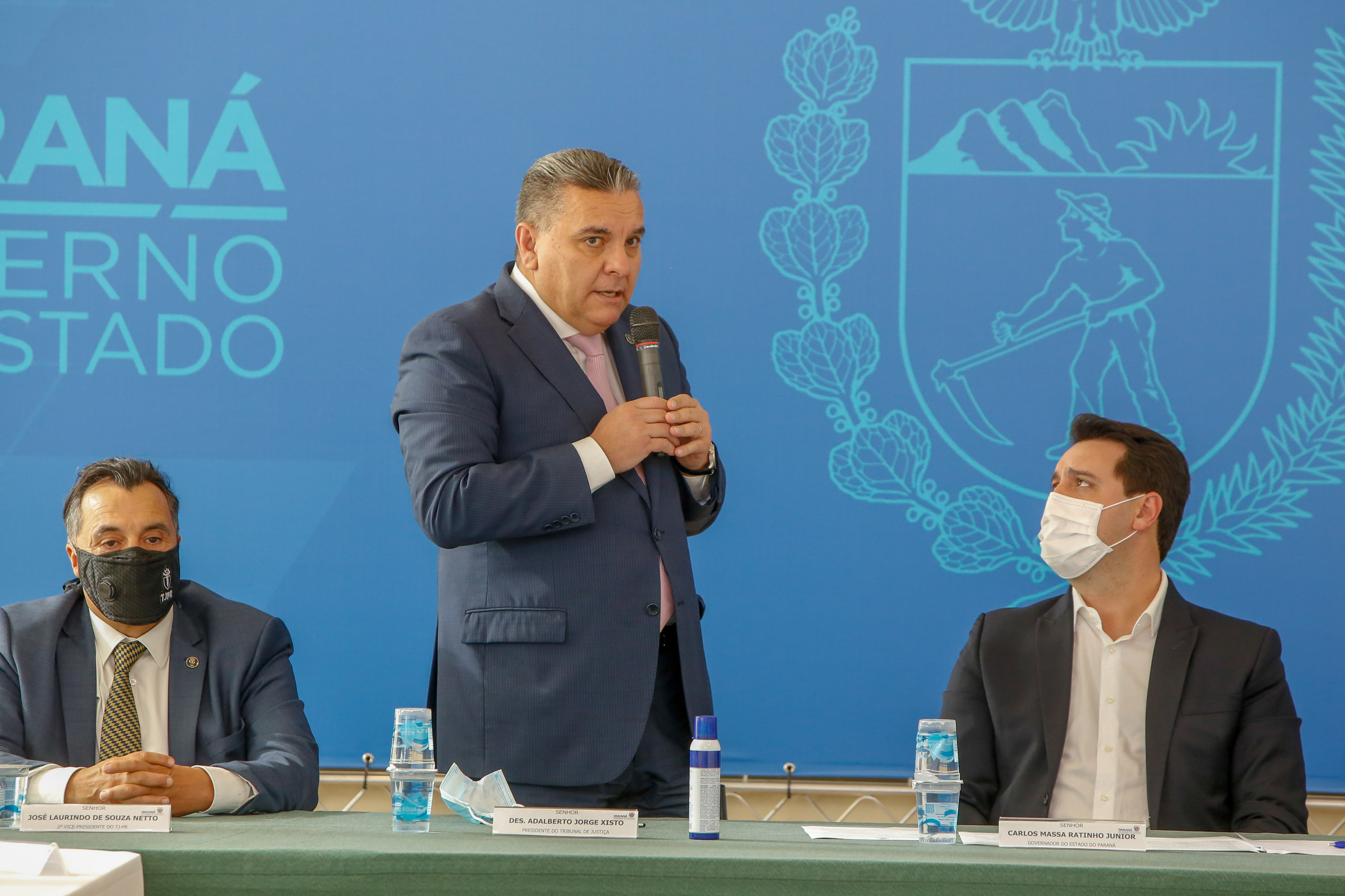O governador Carlos Massa Ratinho Junior, o presidente do Tribunal de Justiça do Paraná, desembargador Adalberto Xisto Pereira, e o segundo vice-presidente, desembargador José Laurindo de Souza Netto formalizaram nesta quinta-feira (3) a criação do Cejus Casa Fácil e do Cejusc Fundiário, que vão atuar na mediação e conciliação de conflitos no Estado.foto Gilson Abreu/Aen