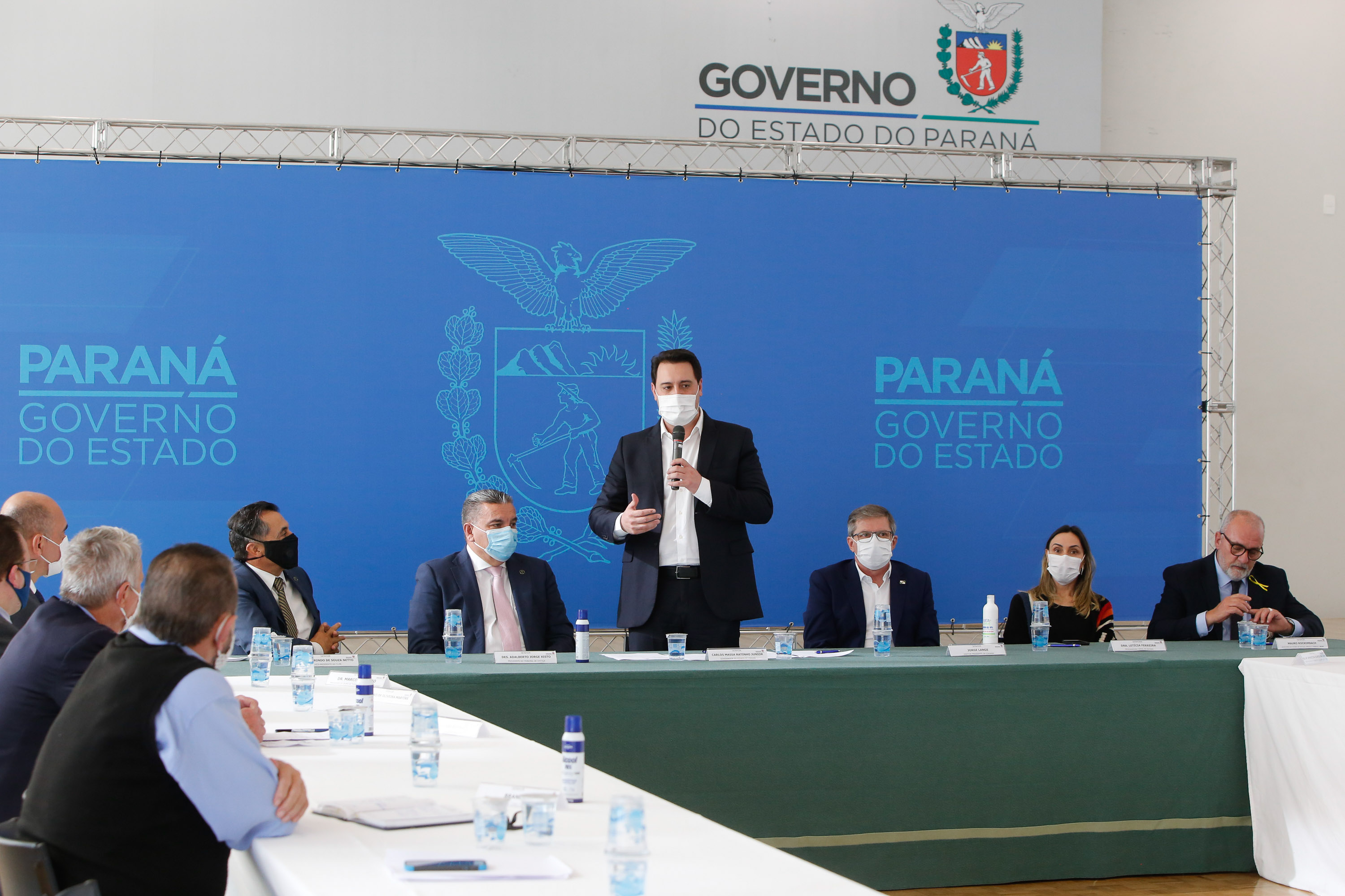 O governador Carlos Massa Ratinho Junior, o presidente do Tribunal de Justiça do Paraná, desembargador Adalberto Xisto Pereira, e o segundo vice-presidente, desembargador José Laurindo de Souza Netto formalizaram nesta quinta-feira (3) a criação do Cejus Casa Fácil e do Cejusc Fundiário, que vão atuar na mediação e conciliação de conflitos no Estado.foto Gilson Abreu/Aen