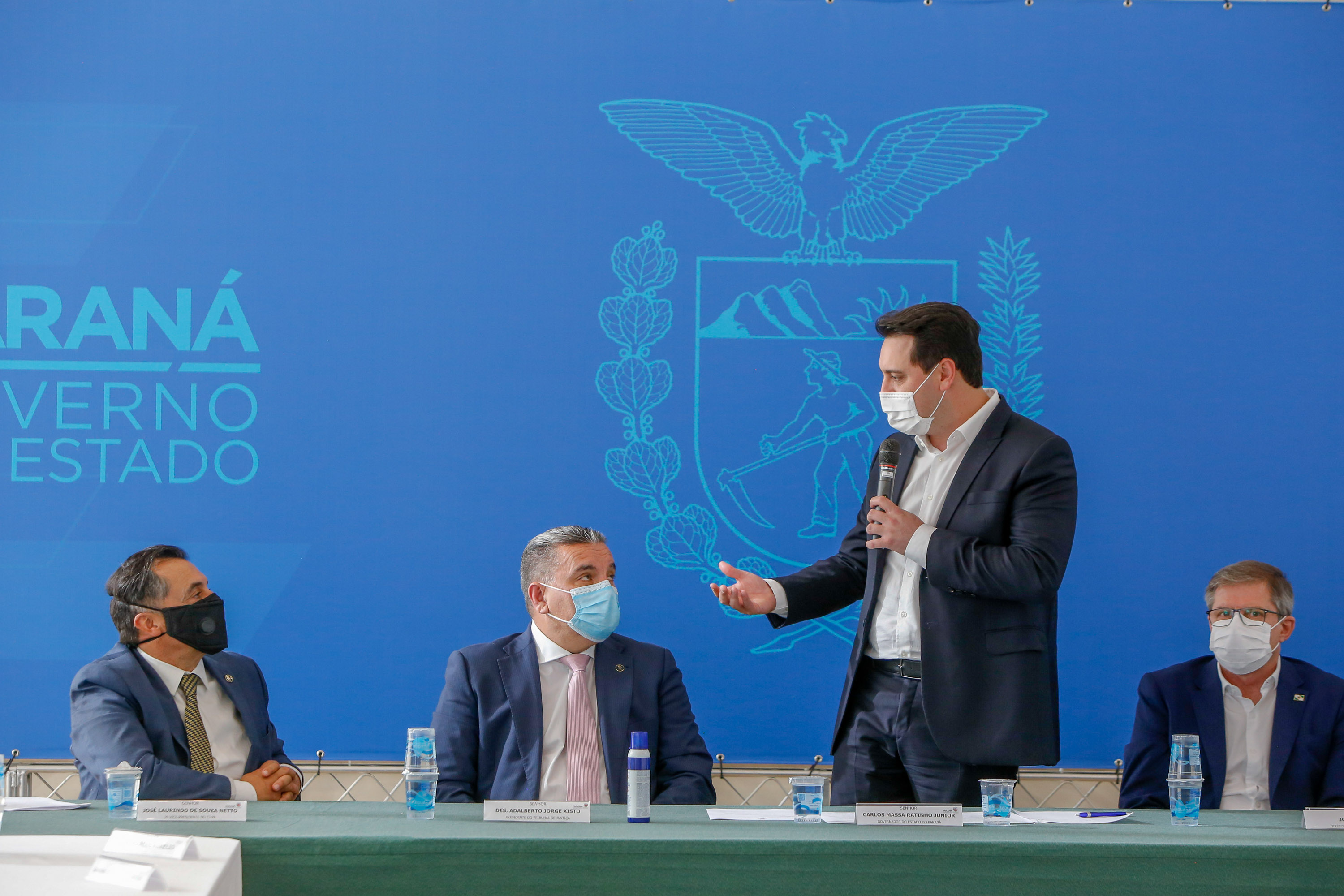 O governador Carlos Massa Ratinho Junior, o presidente do Tribunal de Justiça do Paraná, desembargador Adalberto Xisto Pereira, e o segundo vice-presidente, desembargador José Laurindo de Souza Netto formalizaram nesta quinta-feira (3) a criação do Cejus Casa Fácil e do Cejusc Fundiário, que vão atuar na mediação e conciliação de conflitos no Estado.foto Gilson Abreu/Aen