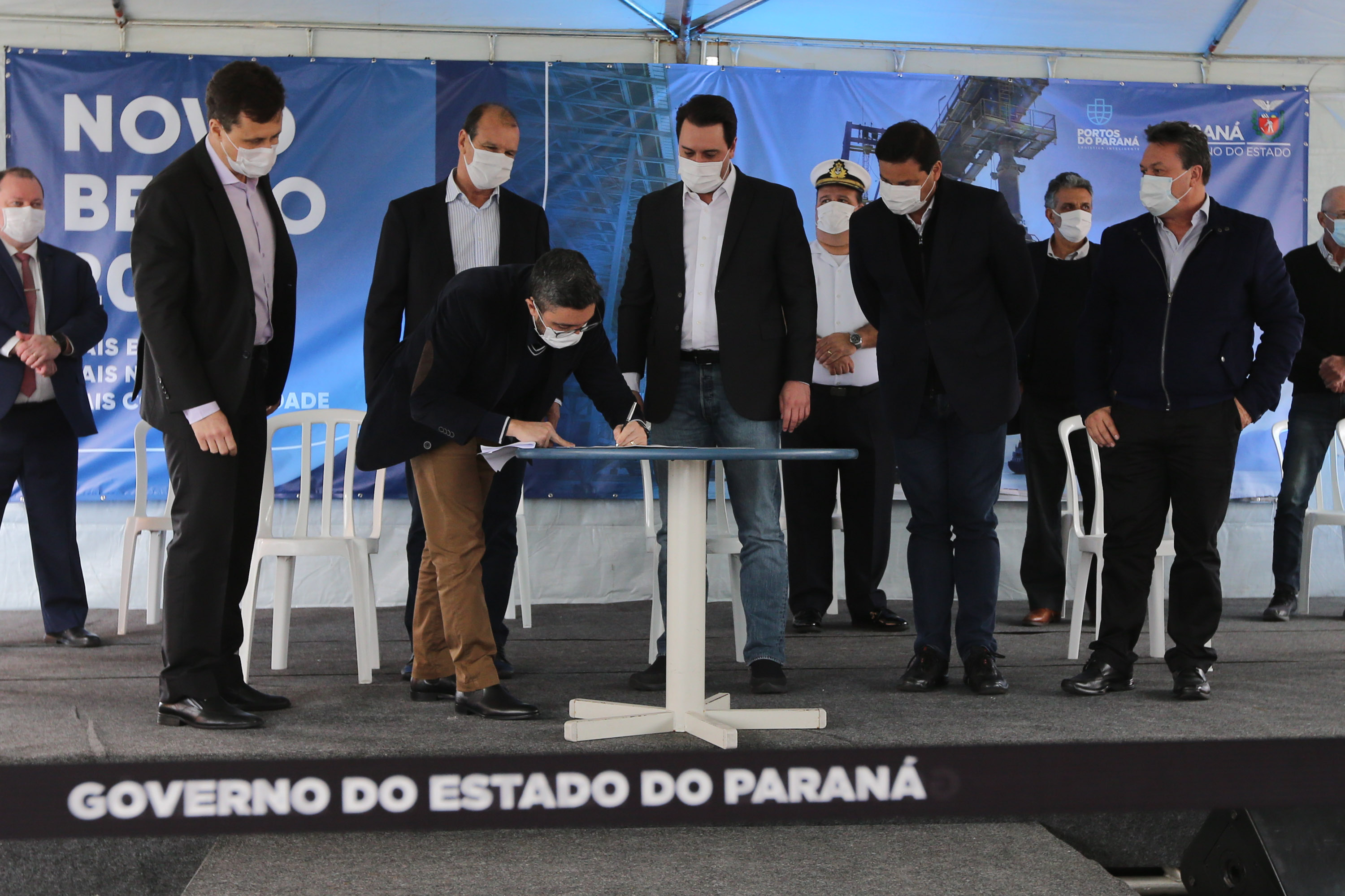 Porto O governador Carlos Massa Ratinho Júnior inaugura nesta terça-feira (22), o novo berço 201, no Porto de Paranaguá. Com investimentos de R$ 201,7 milhões, a ampliação do cais vai aumentar em 140% a capacidade atual de movimentação e autoriza a contratação do projeto para obras de derrocamento submarino do maciço rochoso conhecido como Palanganas. A remoção permitirá o aprofundamento do canal de acesso ao porto em até 14,60 metros. Paranagua, 22/09/2020 - Foto: Geraldo Bubniak/AEN