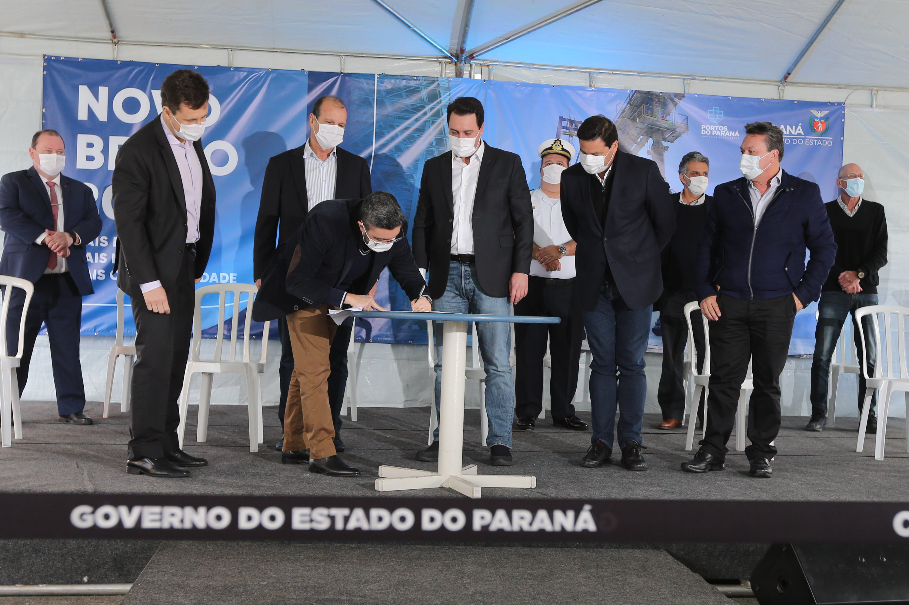 Porto O governador Carlos Massa Ratinho Júnior inaugura nesta terça-feira (22), o novo berço 201, no Porto de Paranaguá. Com investimentos de R$ 201,7 milhões, a ampliação do cais vai aumentar em 140% a capacidade atual de movimentação e autoriza a contratação do projeto para obras de derrocamento submarino do maciço rochoso conhecido como Palanganas. A remoção permitirá o aprofundamento do canal de acesso ao porto em até 14,60 metros. Paranagua, 22/09/2020 - Foto: Geraldo Bubniak/AEN
