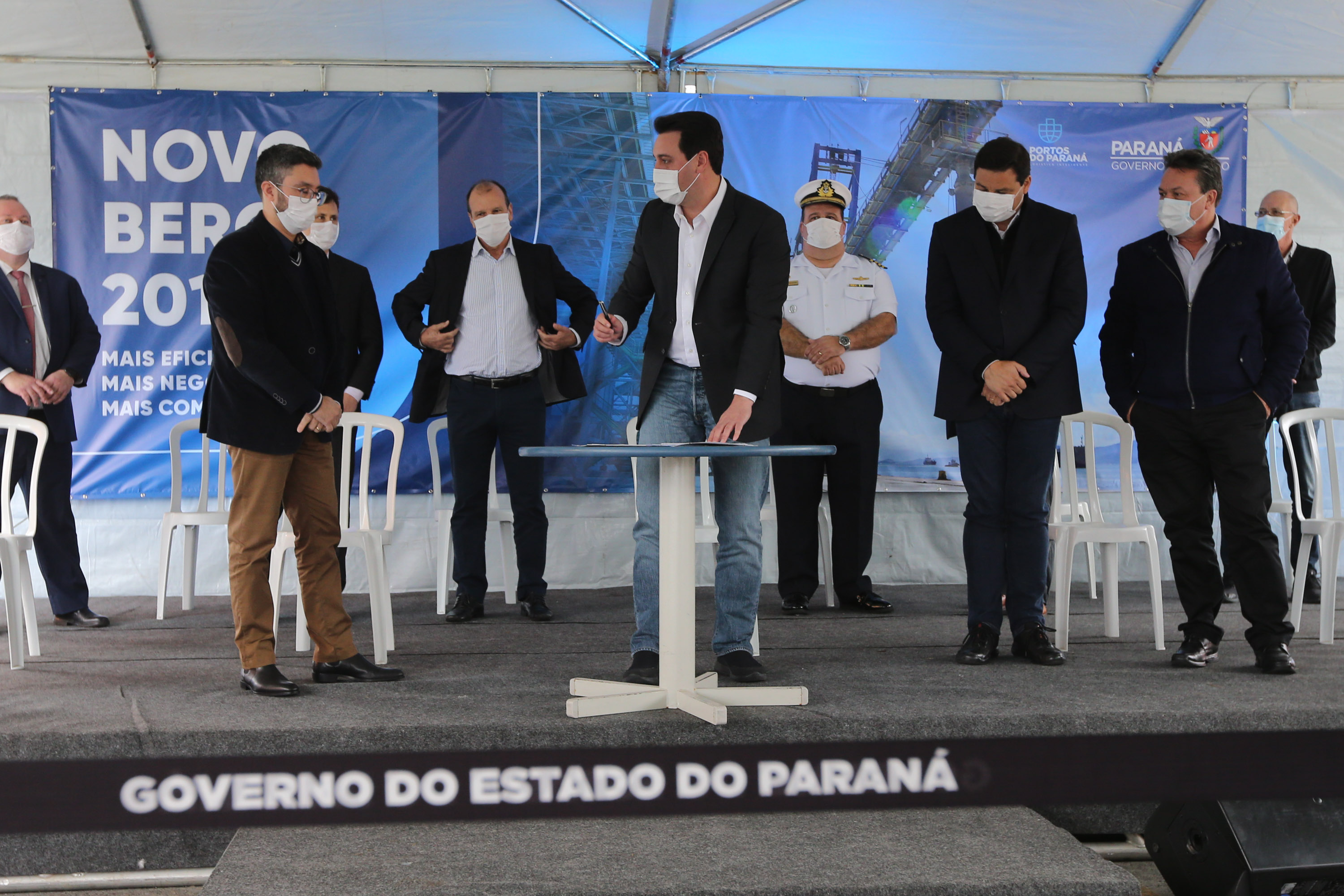 Porto O governador Carlos Massa Ratinho Júnior inaugura nesta terça-feira (22), o novo berço 201, no Porto de Paranaguá. Com investimentos de R$ 201,7 milhões, a ampliação do cais vai aumentar em 140% a capacidade atual de movimentação e autoriza a contratação do projeto para obras de derrocamento submarino do maciço rochoso conhecido como Palanganas. A remoção permitirá o aprofundamento do canal de acesso ao porto em até 14,60 metros. Paranagua, 22/09/2020 - Foto: Geraldo Bubniak/AEN