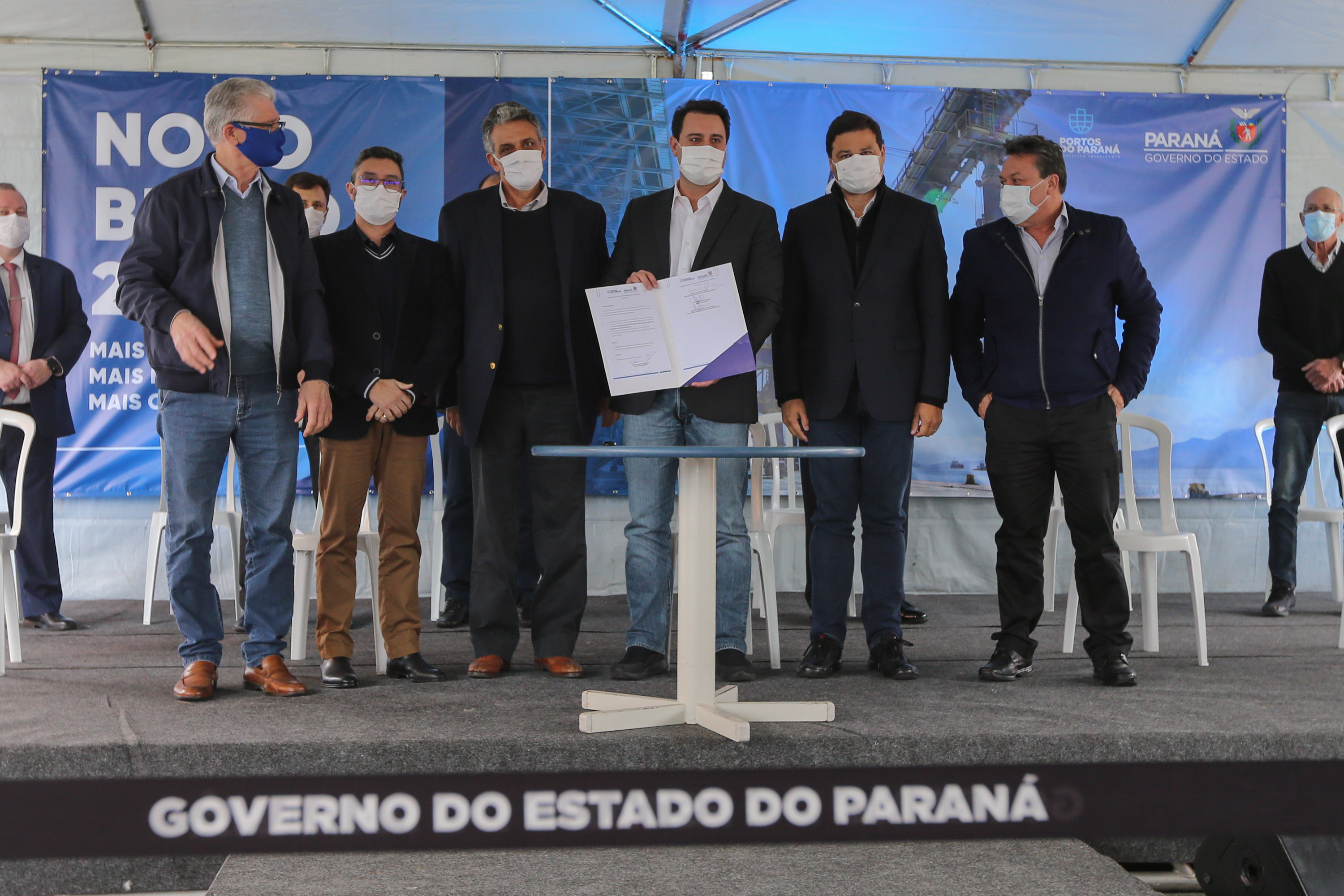 Porto O governador Carlos Massa Ratinho Júnior inaugura nesta terça-feira (22), o novo berço 201, no Porto de Paranaguá. Com investimentos de R$ 201,7 milhões, a ampliação do cais vai aumentar em 140% a capacidade atual de movimentação e autoriza a contratação do projeto para obras de derrocamento submarino do maciço rochoso conhecido como Palanganas. A remoção permitirá o aprofundamento do canal de acesso ao porto em até 14,60 metros. Paranagua, 22/09/2020 - Foto: Geraldo Bubniak/AEN