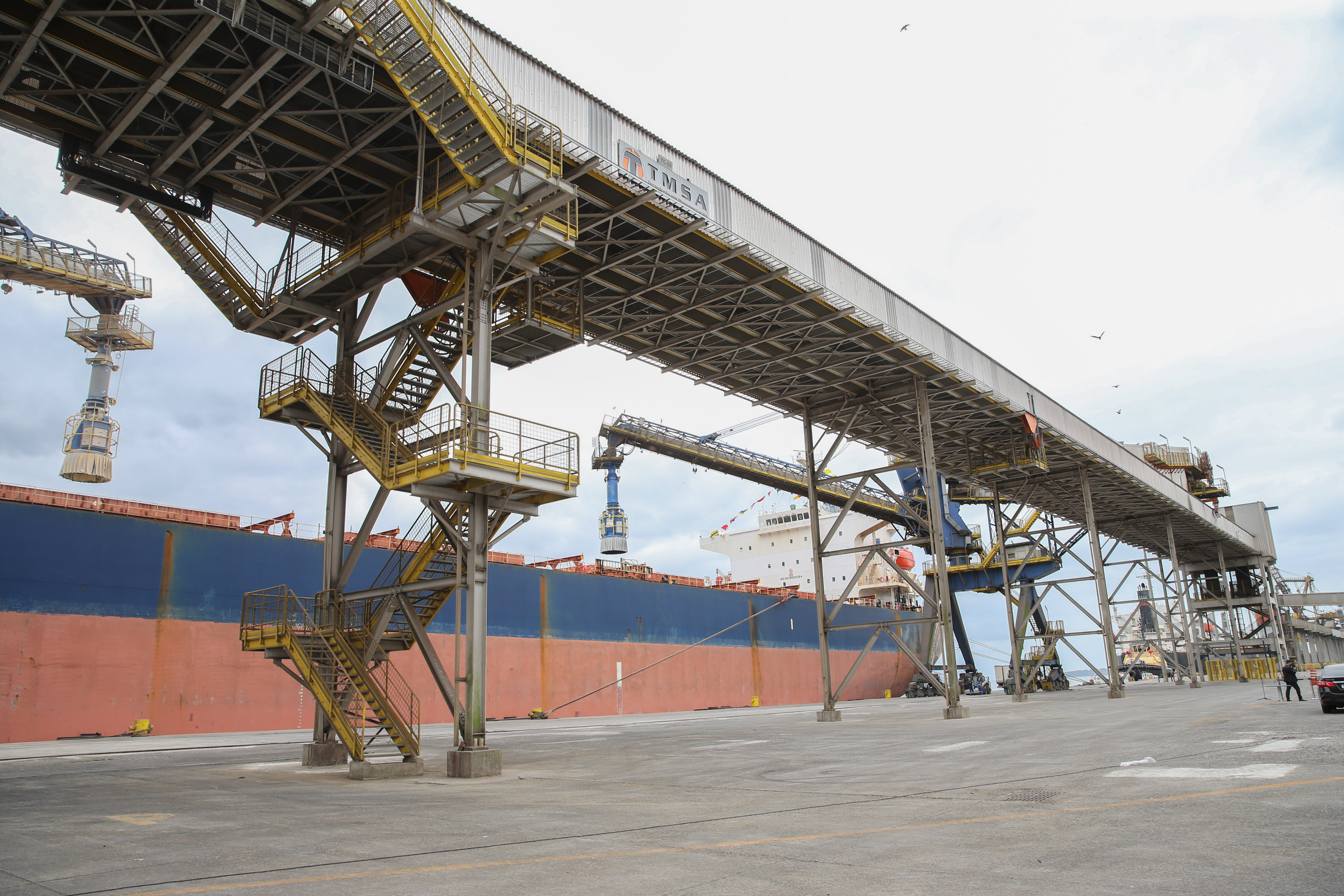 Porto O governador Carlos Massa Ratinho Júnior inaugura nesta terça-feira (22), o novo berço 201, no Porto de Paranaguá. Com investimentos de R$ 201,7 milhões, a ampliação do cais vai aumentar em 140% a capacidade atual de movimentação e autoriza a contratação do projeto para obras de derrocamento submarino do maciço rochoso conhecido como Palanganas. A remoção permitirá o aprofundamento do canal de acesso ao porto em até 14,60 metros. Paranagua, 22/09/2020 - Foto: Geraldo Bubniak/AEN
