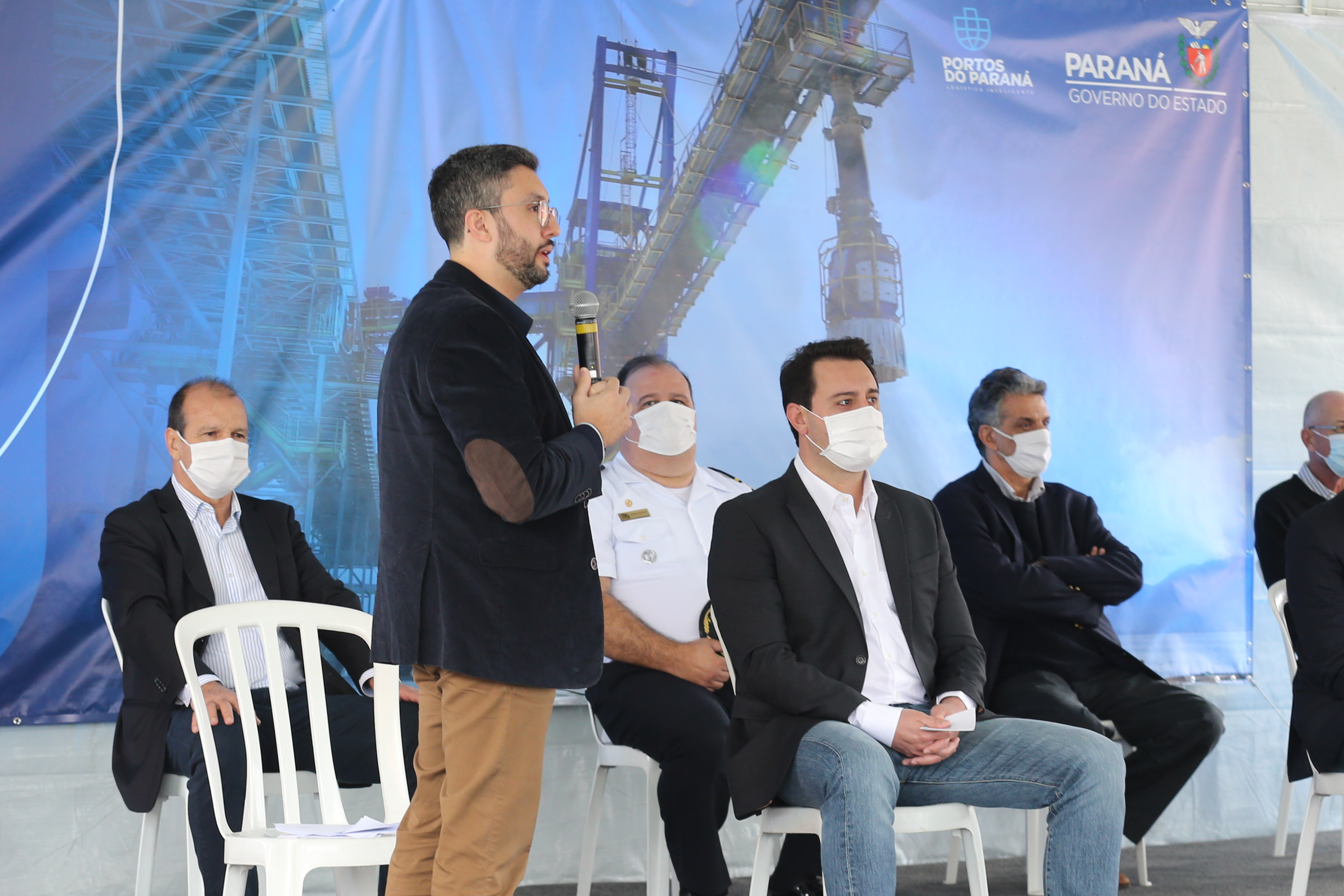 Porto O governador Carlos Massa Ratinho Júnior inaugura nesta terça-feira (22), o novo berço 201, no Porto de Paranaguá. Com investimentos de R$ 201,7 milhões, a ampliação do cais vai aumentar em 140% a capacidade atual de movimentação e autoriza a contratação do projeto para obras de derrocamento submarino do maciço rochoso conhecido como Palanganas. A remoção permitirá o aprofundamento do canal de acesso ao porto em até 14,60 metros. Paranagua, 22/09/2020 - Foto: Geraldo Bubniak/AEN