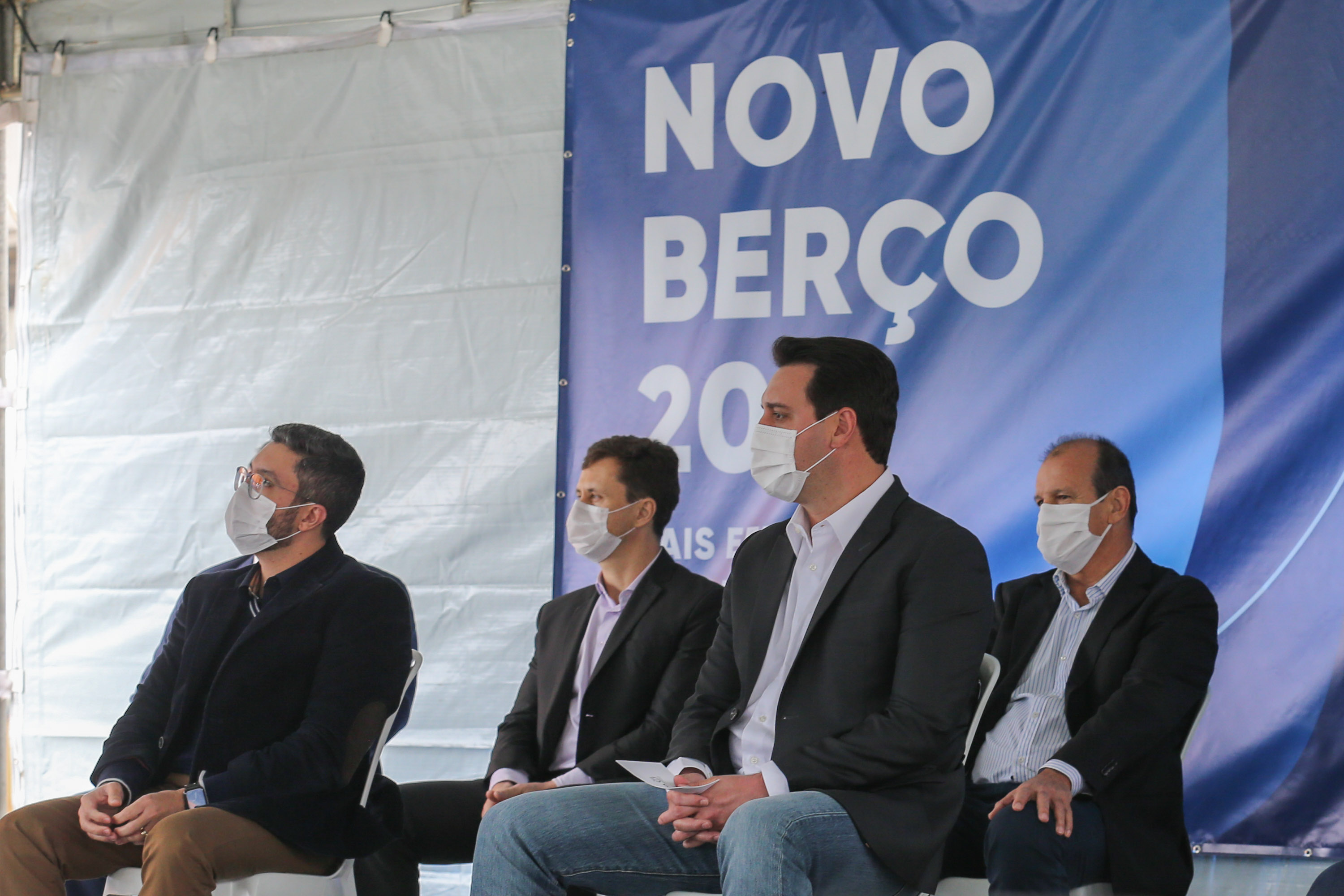 Porto O governador Carlos Massa Ratinho Júnior inaugura nesta terça-feira (22), o novo berço 201, no Porto de Paranaguá. Com investimentos de R$ 201,7 milhões, a ampliação do cais vai aumentar em 140% a capacidade atual de movimentação e autoriza a contratação do projeto para obras de derrocamento submarino do maciço rochoso conhecido como Palanganas. A remoção permitirá o aprofundamento do canal de acesso ao porto em até 14,60 metros. Paranagua, 22/09/2020 - Foto: Geraldo Bubniak/AEN