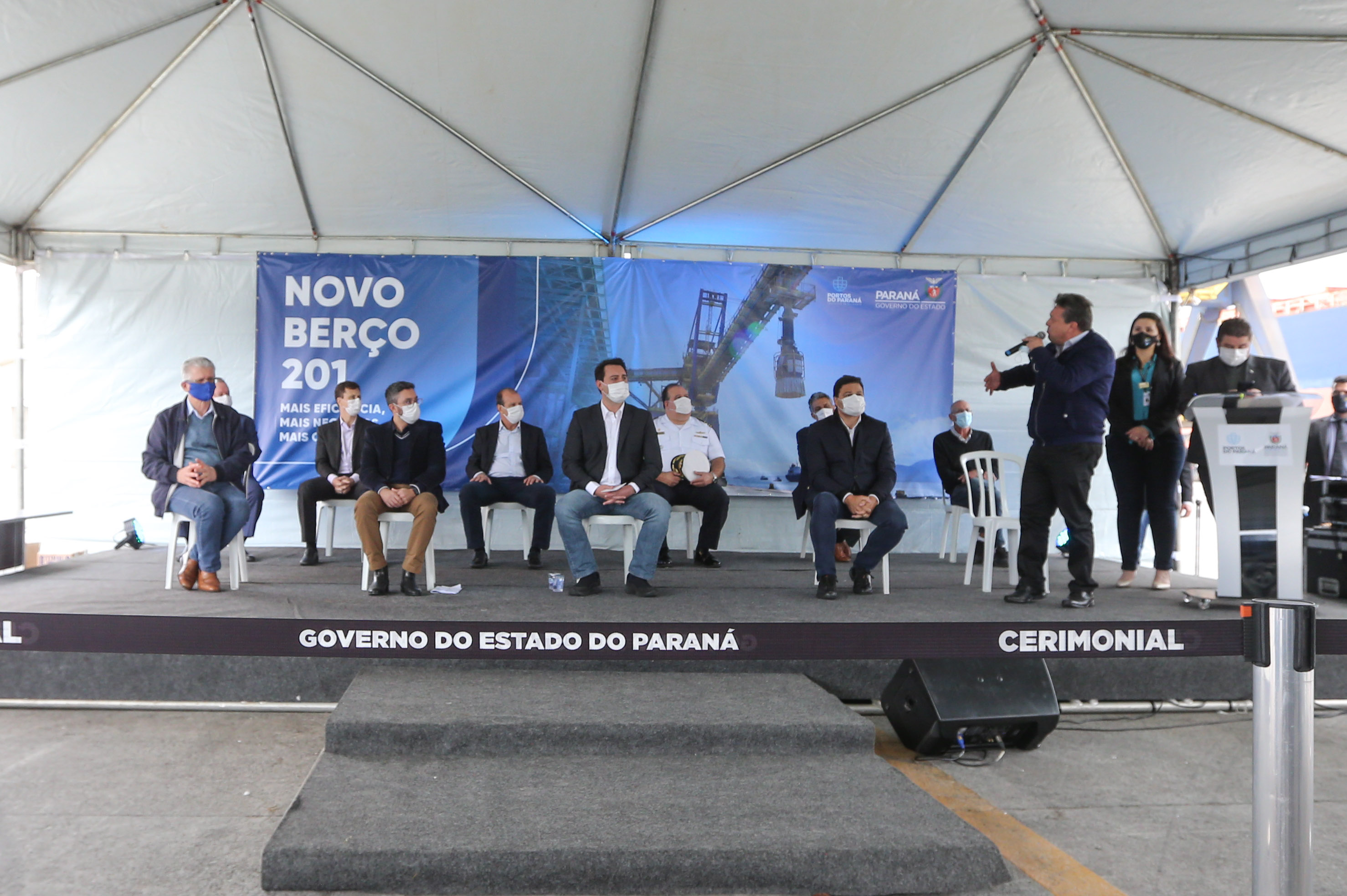 Porto O governador Carlos Massa Ratinho Júnior inaugura nesta terça-feira (22), o novo berço 201, no Porto de Paranaguá. Com investimentos de R$ 201,7 milhões, a ampliação do cais vai aumentar em 140% a capacidade atual de movimentação e autoriza a contratação do projeto para obras de derrocamento submarino do maciço rochoso conhecido como Palanganas. A remoção permitirá o aprofundamento do canal de acesso ao porto em até 14,60 metros. Paranagua, 22/09/2020 - Foto: Geraldo Bubniak/AEN