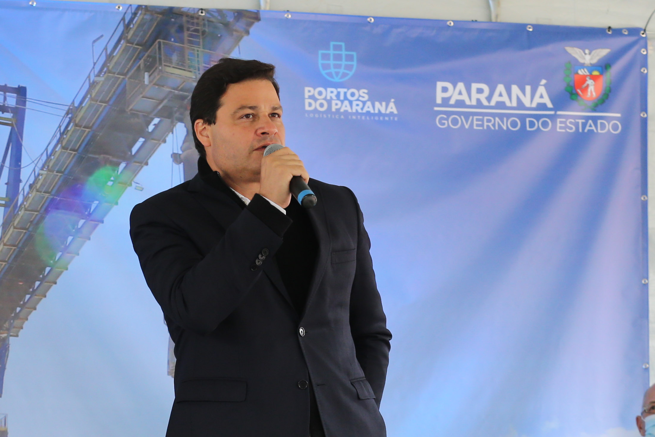 Porto O governador Carlos Massa Ratinho Júnior inaugura nesta terça-feira (22), o novo berço 201, no Porto de Paranaguá. Com investimentos de R$ 201,7 milhões, a ampliação do cais vai aumentar em 140% a capacidade atual de movimentação e autoriza a contratação do projeto para obras de derrocamento submarino do maciço rochoso conhecido como Palanganas. A remoção permitirá o aprofundamento do canal de acesso ao porto em até 14,60 metros. Paranagua, 22/09/2020 - Foto: Geraldo Bubniak/AEN