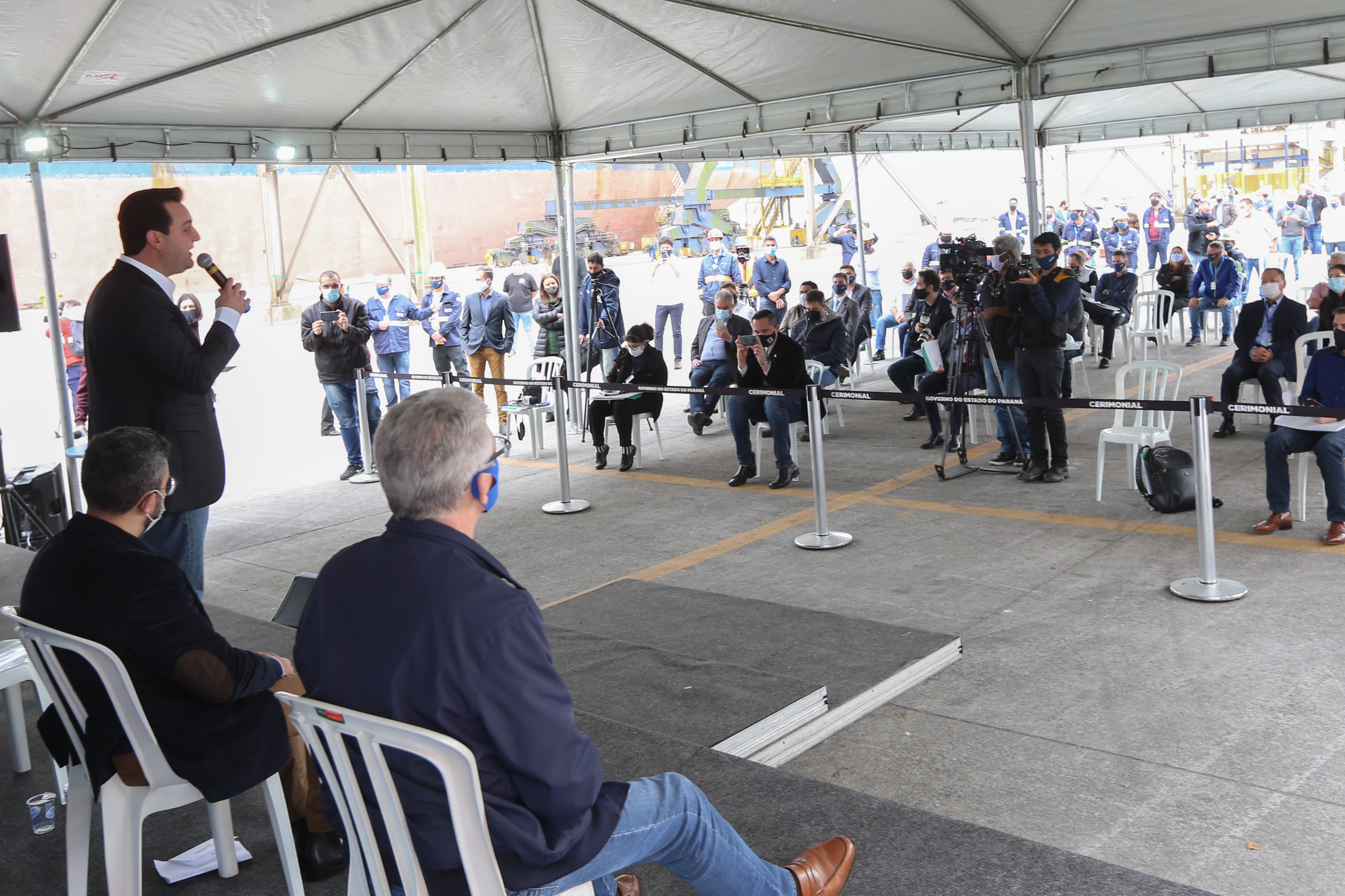 Porto O governador Carlos Massa Ratinho Júnior inaugura nesta terça-feira (22), o novo berço 201, no Porto de Paranaguá. Com investimentos de R$ 201,7 milhões, a ampliação do cais vai aumentar em 140% a capacidade atual de movimentação e autoriza a contratação do projeto para obras de derrocamento submarino do maciço rochoso conhecido como Palanganas. A remoção permitirá o aprofundamento do canal de acesso ao porto em até 14,60 metros. Paranagua, 22/09/2020 - Foto: Geraldo Bubniak/AEN