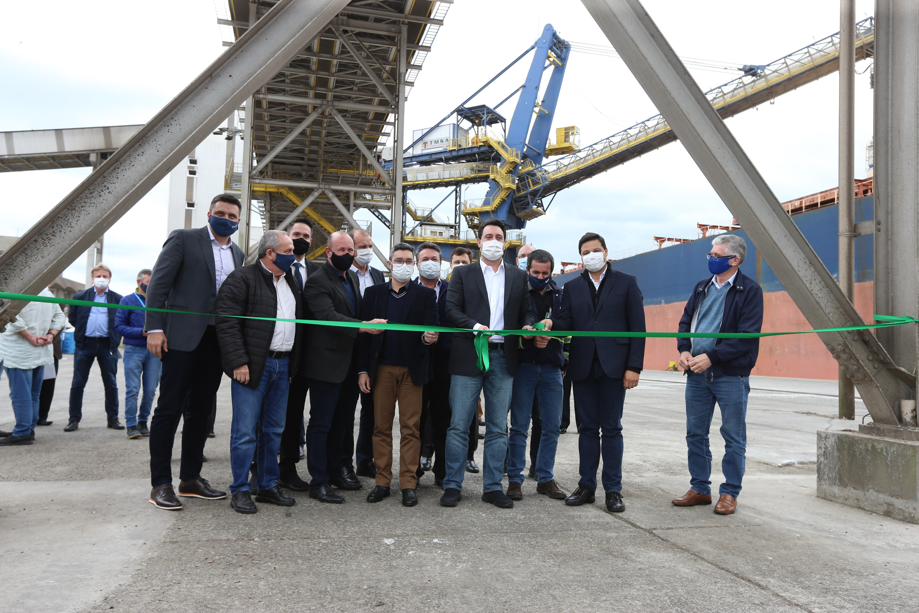 Porto O governador Carlos Massa Ratinho Júnior inaugura nesta terça-feira (22), o novo berço 201, no Porto de Paranaguá. Com investimentos de R$ 201,7 milhões, a ampliação do cais vai aumentar em 140% a capacidade atual de movimentação e autoriza a contratação do projeto para obras de derrocamento submarino do maciço rochoso conhecido como Palanganas. A remoção permitirá o aprofundamento do canal de acesso ao porto em até 14,60 metros. Paranagua, 22/09/2020 - Foto: Geraldo Bubniak/AEN