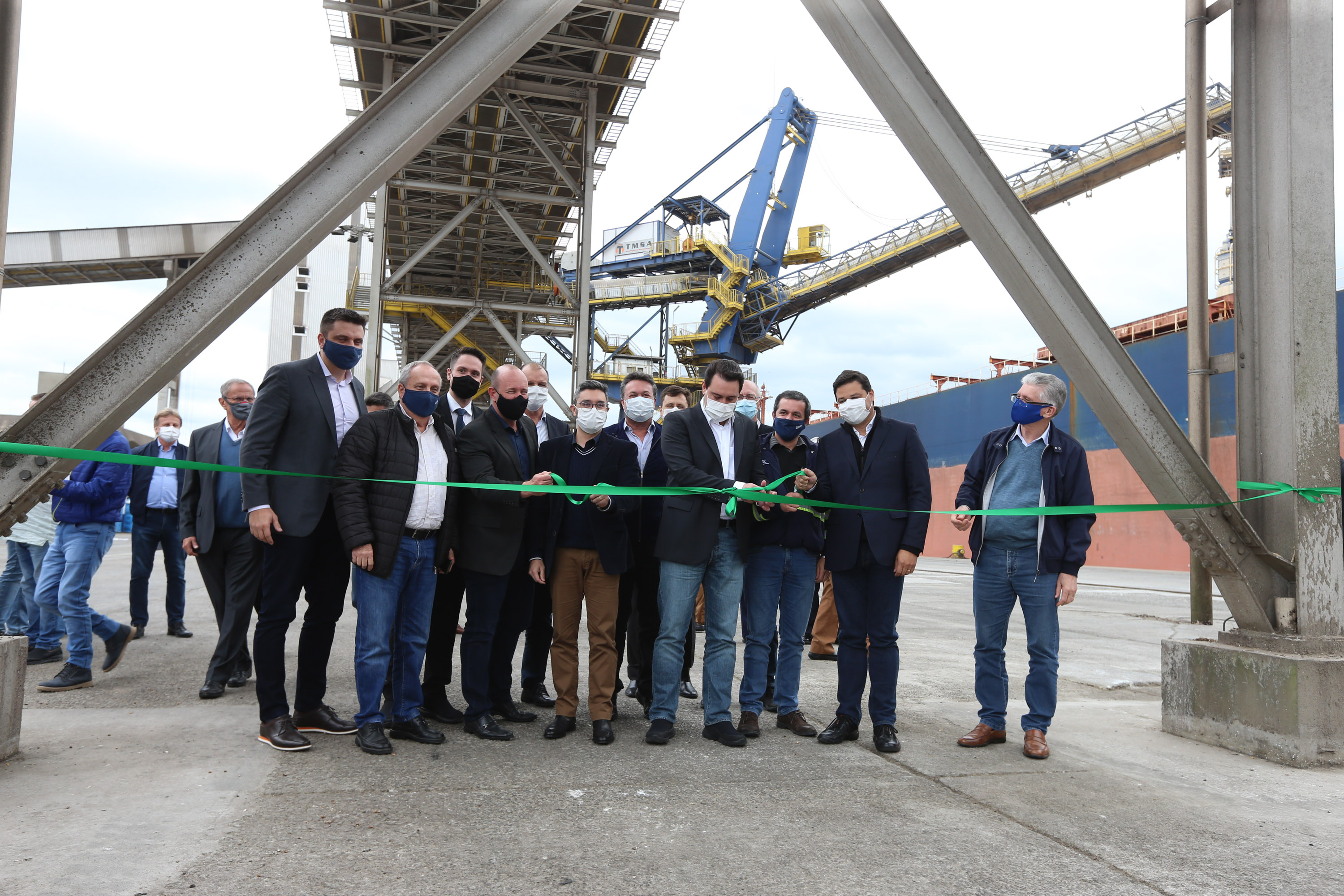 Porto O governador Carlos Massa Ratinho Júnior inaugura nesta terça-feira (22), o novo berço 201, no Porto de Paranaguá. Com investimentos de R$ 201,7 milhões, a ampliação do cais vai aumentar em 140% a capacidade atual de movimentação e autoriza a contratação do projeto para obras de derrocamento submarino do maciço rochoso conhecido como Palanganas. A remoção permitirá o aprofundamento do canal de acesso ao porto em até 14,60 metros. Paranagua, 22/09/2020 - Foto: Geraldo Bubniak/AEN