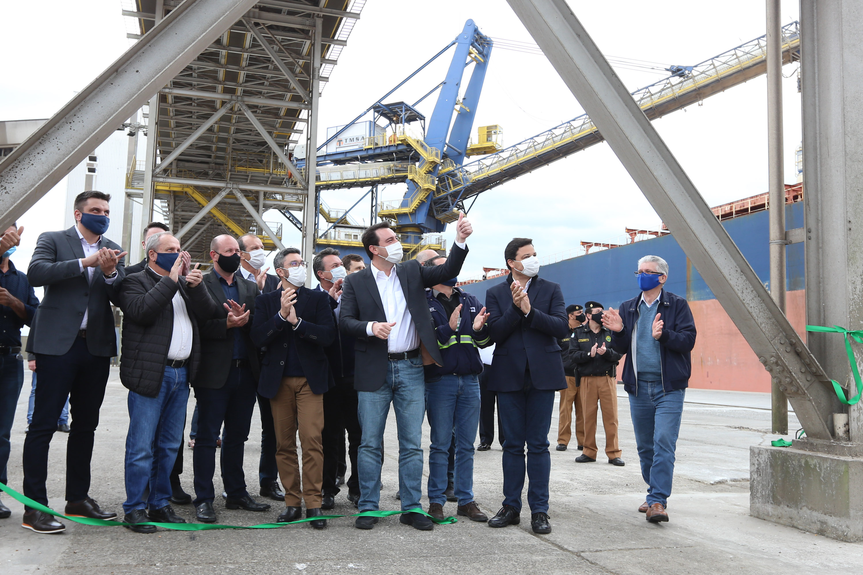 Porto O governador Carlos Massa Ratinho Júnior inaugura nesta terça-feira (22), o novo berço 201, no Porto de Paranaguá. Com investimentos de R$ 201,7 milhões, a ampliação do cais vai aumentar em 140% a capacidade atual de movimentação e autoriza a contratação do projeto para obras de derrocamento submarino do maciço rochoso conhecido como Palanganas. A remoção permitirá o aprofundamento do canal de acesso ao porto em até 14,60 metros. Paranagua, 22/09/2020 - Foto: Geraldo Bubniak/AEN