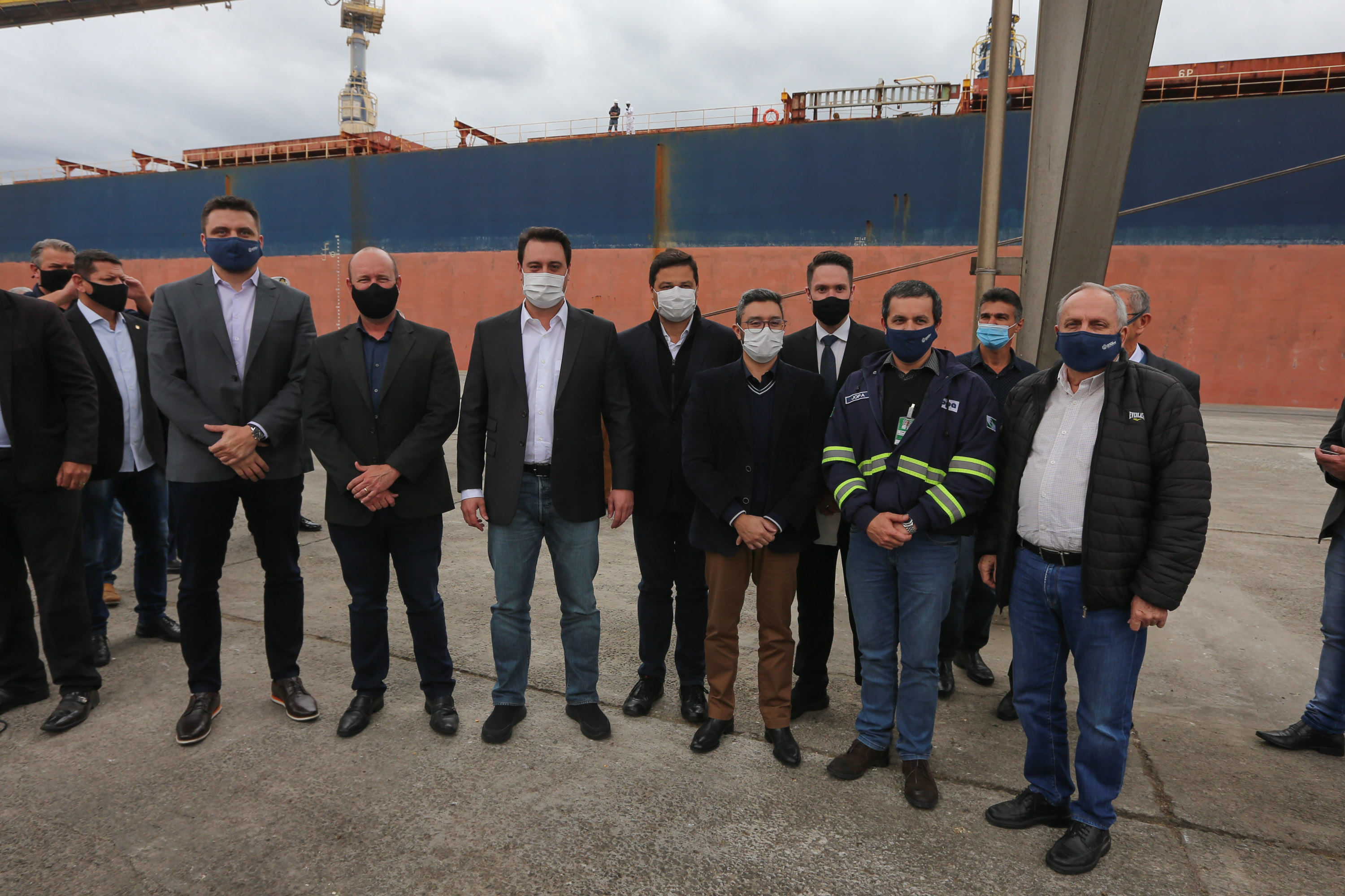 Porto O governador Carlos Massa Ratinho Júnior inaugura nesta terça-feira (22), o novo berço 201, no Porto de Paranaguá. Com investimentos de R$ 201,7 milhões, a ampliação do cais vai aumentar em 140% a capacidade atual de movimentação e autoriza a contratação do projeto para obras de derrocamento submarino do maciço rochoso conhecido como Palanganas. A remoção permitirá o aprofundamento do canal de acesso ao porto em até 14,60 metros. Paranagua, 22/09/2020 - Foto: Geraldo Bubniak/AEN