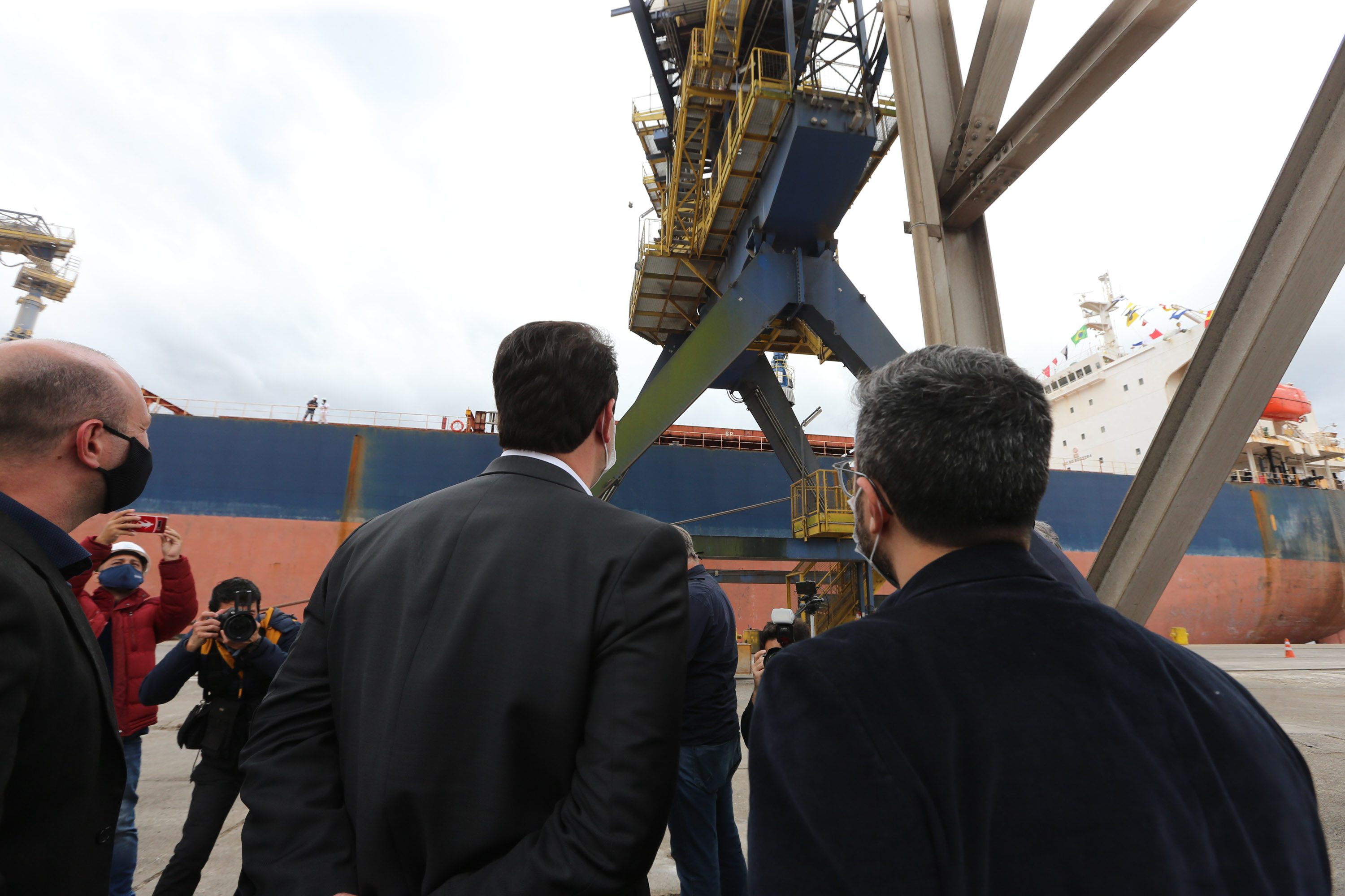 Porto O governador Carlos Massa Ratinho Júnior inaugura nesta terça-feira (22), o novo berço 201, no Porto de Paranaguá. Com investimentos de R$ 201,7 milhões, a ampliação do cais vai aumentar em 140% a capacidade atual de movimentação e autoriza a contratação do projeto para obras de derrocamento submarino do maciço rochoso conhecido como Palanganas. A remoção permitirá o aprofundamento do canal de acesso ao porto em até 14,60 metros. Paranagua, 22/09/2020 - Foto: Geraldo Bubniak/AEN