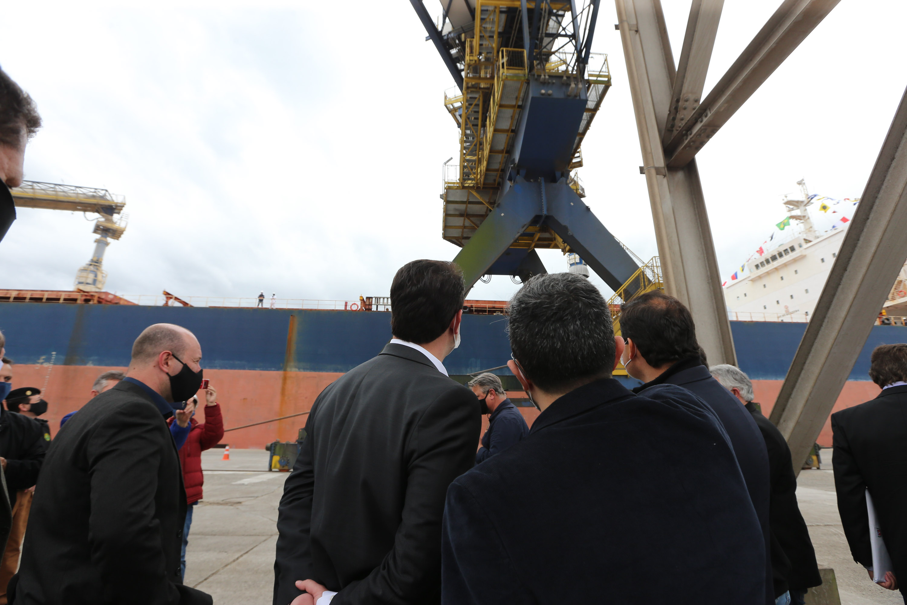 Porto O governador Carlos Massa Ratinho Júnior inaugura nesta terça-feira (22), o novo berço 201, no Porto de Paranaguá. Com investimentos de R$ 201,7 milhões, a ampliação do cais vai aumentar em 140% a capacidade atual de movimentação e autoriza a contratação do projeto para obras de derrocamento submarino do maciço rochoso conhecido como Palanganas. A remoção permitirá o aprofundamento do canal de acesso ao porto em até 14,60 metros. Paranagua, 22/09/2020 - Foto: Geraldo Bubniak/AEN