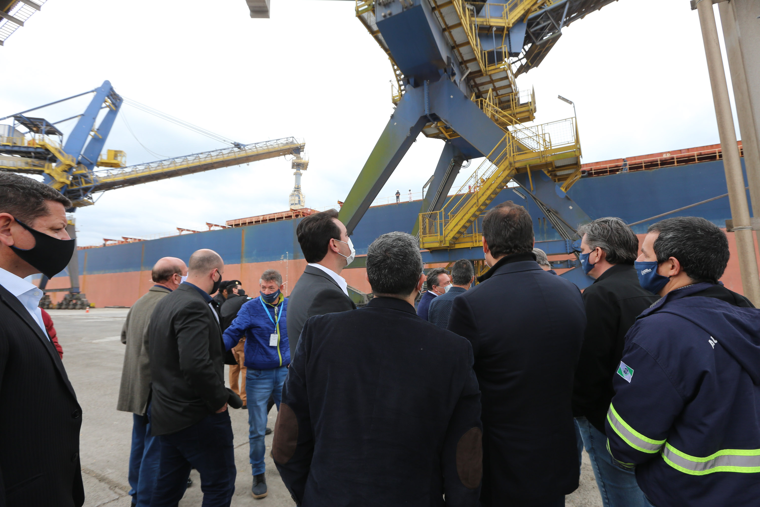 Porto O governador Carlos Massa Ratinho Júnior inaugura nesta terça-feira (22), o novo berço 201, no Porto de Paranaguá. Com investimentos de R$ 201,7 milhões, a ampliação do cais vai aumentar em 140% a capacidade atual de movimentação e autoriza a contratação do projeto para obras de derrocamento submarino do maciço rochoso conhecido como Palanganas. A remoção permitirá o aprofundamento do canal de acesso ao porto em até 14,60 metros. Paranagua, 22/09/2020 - Foto: Geraldo Bubniak/AEN
