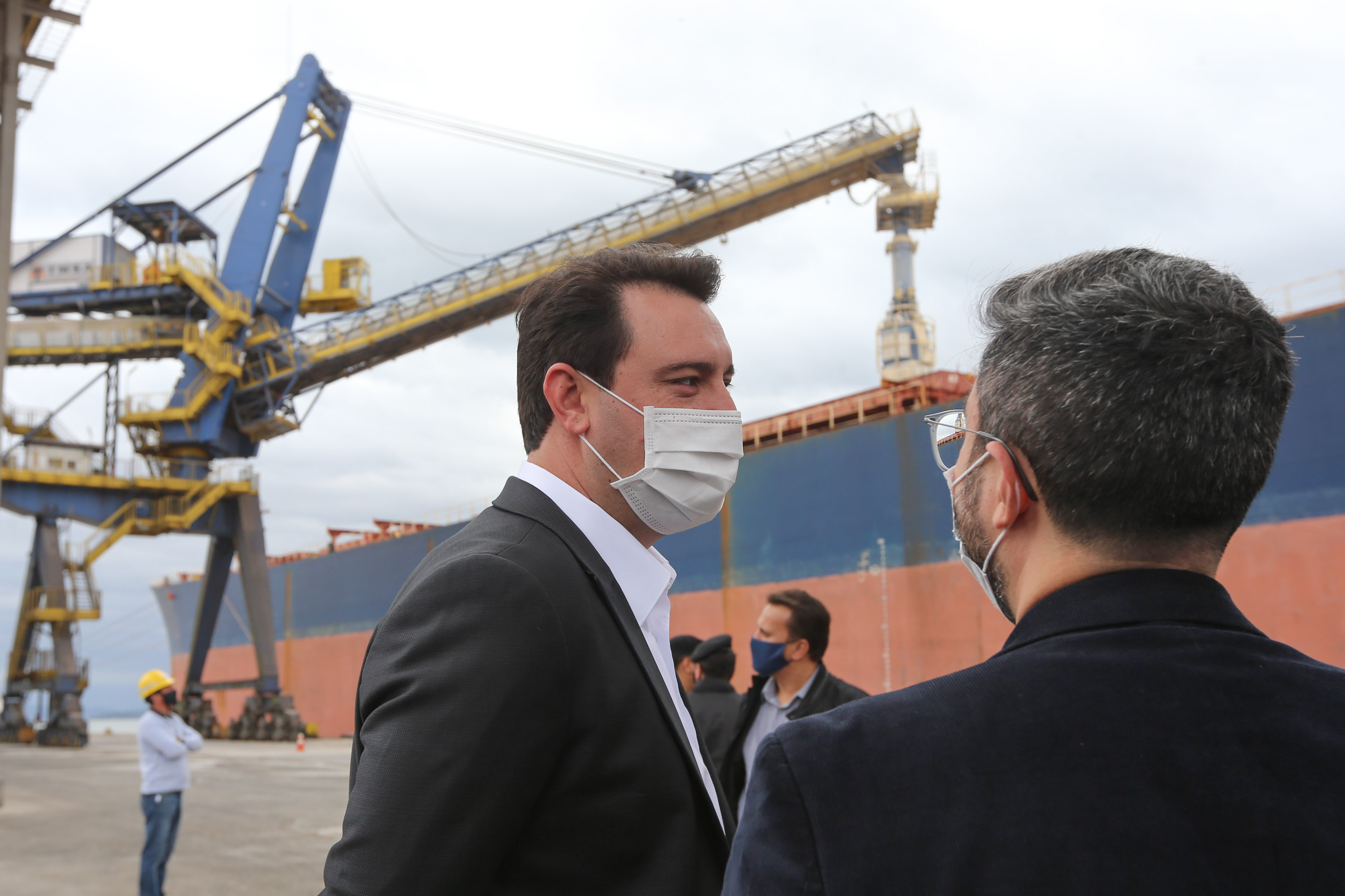 Porto O governador Carlos Massa Ratinho Júnior inaugura nesta terça-feira (22), o novo berço 201, no Porto de Paranaguá. Com investimentos de R$ 201,7 milhões, a ampliação do cais vai aumentar em 140% a capacidade atual de movimentação e autoriza a contratação do projeto para obras de derrocamento submarino do maciço rochoso conhecido como Palanganas. A remoção permitirá o aprofundamento do canal de acesso ao porto em até 14,60 metros. Paranagua, 22/09/2020 - Foto: Geraldo Bubniak/AEN