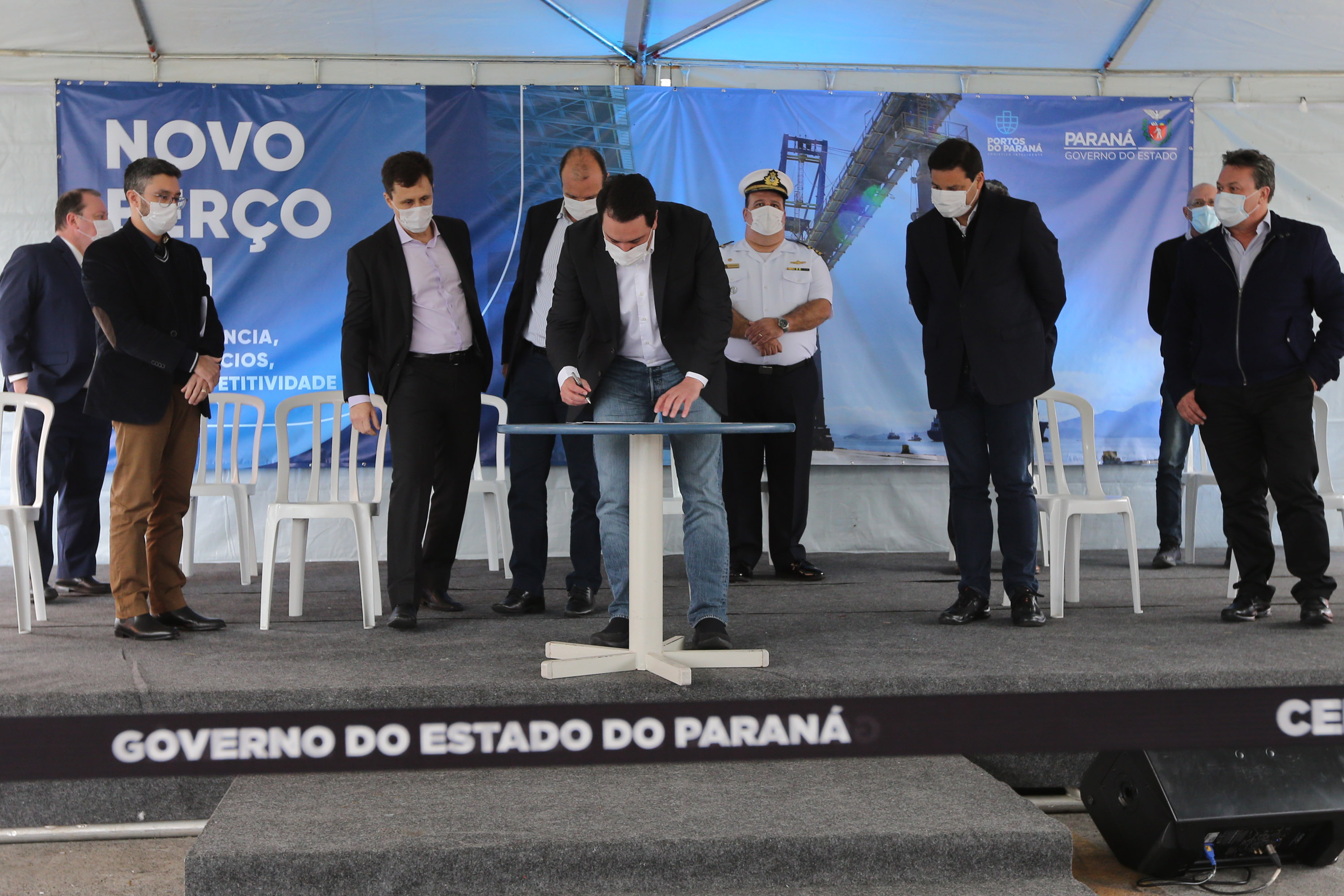 Porto O governador Carlos Massa Ratinho Júnior inaugura nesta terça-feira (22), o novo berço 201, no Porto de Paranaguá. Com investimentos de R$ 201,7 milhões, a ampliação do cais vai aumentar em 140% a capacidade atual de movimentação e autoriza a contratação do projeto para obras de derrocamento submarino do maciço rochoso conhecido como Palanganas. A remoção permitirá o aprofundamento do canal de acesso ao porto em até 14,60 metros. Paranagua, 22/09/2020 - Foto: Geraldo Bubniak/AEN