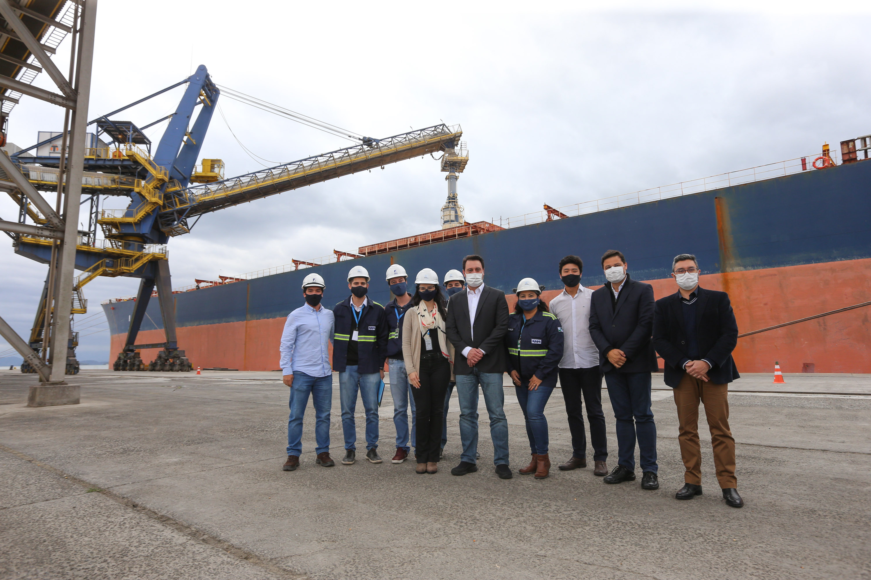 Porto O governador Carlos Massa Ratinho Júnior inaugura nesta terça-feira (22), o novo berço 201, no Porto de Paranaguá. Com investimentos de R$ 201,7 milhões, a ampliação do cais vai aumentar em 140% a capacidade atual de movimentação e autoriza a contratação do projeto para obras de derrocamento submarino do maciço rochoso conhecido como Palanganas. A remoção permitirá o aprofundamento do canal de acesso ao porto em até 14,60 metros. Paranagua, 22/09/2020 - Foto: Geraldo Bubniak/AEN