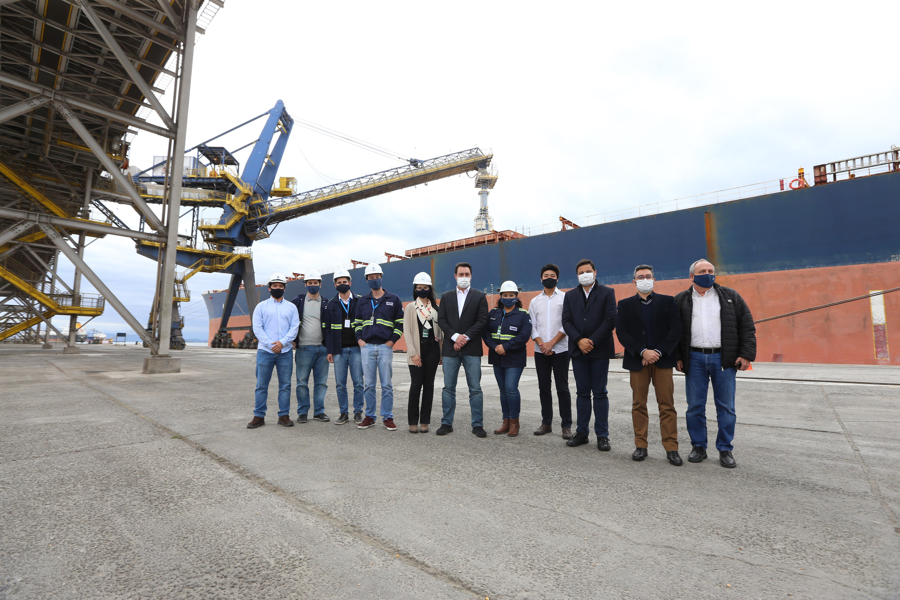 Porto O governador Carlos Massa Ratinho Júnior inaugura nesta terça-feira (22), o novo berço 201, no Porto de Paranaguá. Com investimentos de R$ 201,7 milhões, a ampliação do cais vai aumentar em 140% a capacidade atual de movimentação e autoriza a contratação do projeto para obras de derrocamento submarino do maciço rochoso conhecido como Palanganas. A remoção permitirá o aprofundamento do canal de acesso ao porto em até 14,60 metros. Paranagua, 22/09/2020 - Foto: Geraldo Bubniak/AEN