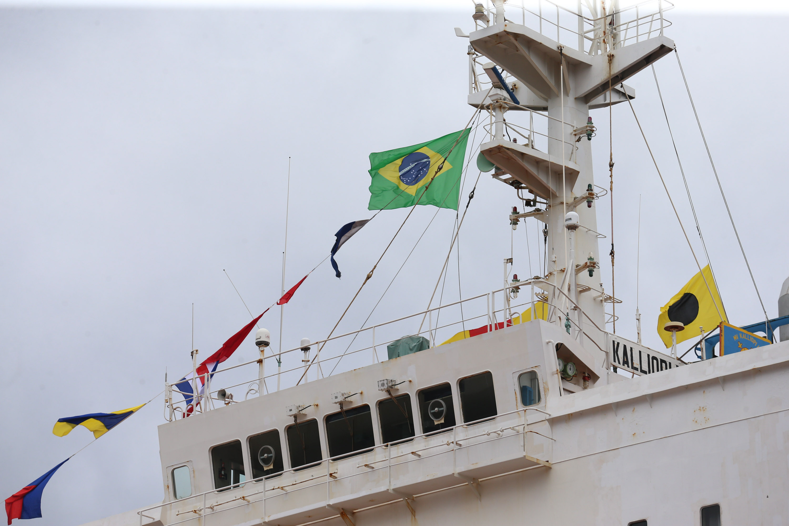 Porto O governador Carlos Massa Ratinho Júnior inaugura nesta terça-feira (22), o novo berço 201, no Porto de Paranaguá. Com investimentos de R$ 201,7 milhões, a ampliação do cais vai aumentar em 140% a capacidade atual de movimentação e autoriza a contratação do projeto para obras de derrocamento submarino do maciço rochoso conhecido como Palanganas. A remoção permitirá o aprofundamento do canal de acesso ao porto em até 14,60 metros. Paranagua, 22/09/2020 - Foto: Geraldo Bubniak/AEN