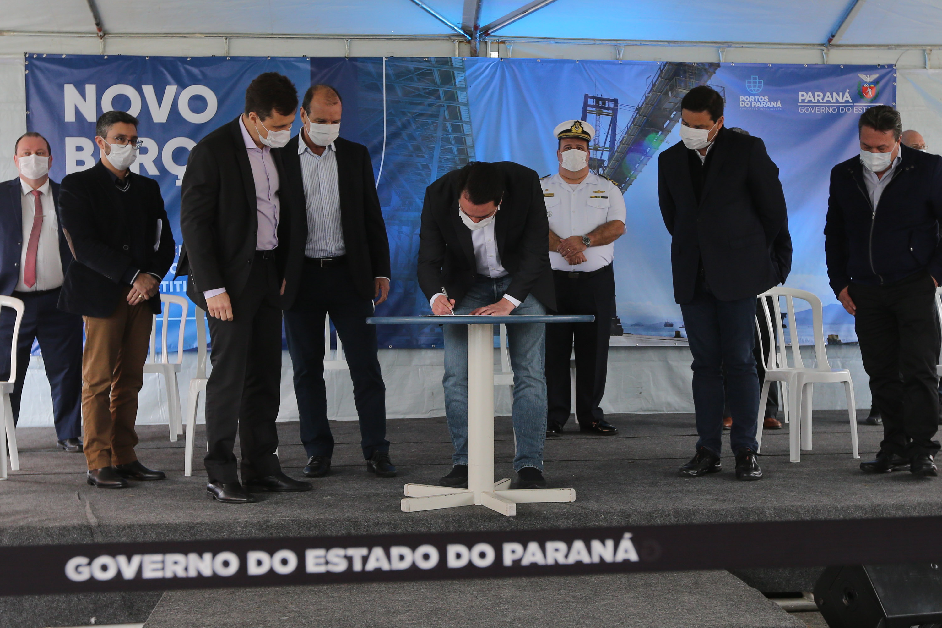 Porto O governador Carlos Massa Ratinho Júnior inaugura nesta terça-feira (22), o novo berço 201, no Porto de Paranaguá. Com investimentos de R$ 201,7 milhões, a ampliação do cais vai aumentar em 140% a capacidade atual de movimentação e autoriza a contratação do projeto para obras de derrocamento submarino do maciço rochoso conhecido como Palanganas. A remoção permitirá o aprofundamento do canal de acesso ao porto em até 14,60 metros. Paranagua, 22/09/2020 - Foto: Geraldo Bubniak/AEN