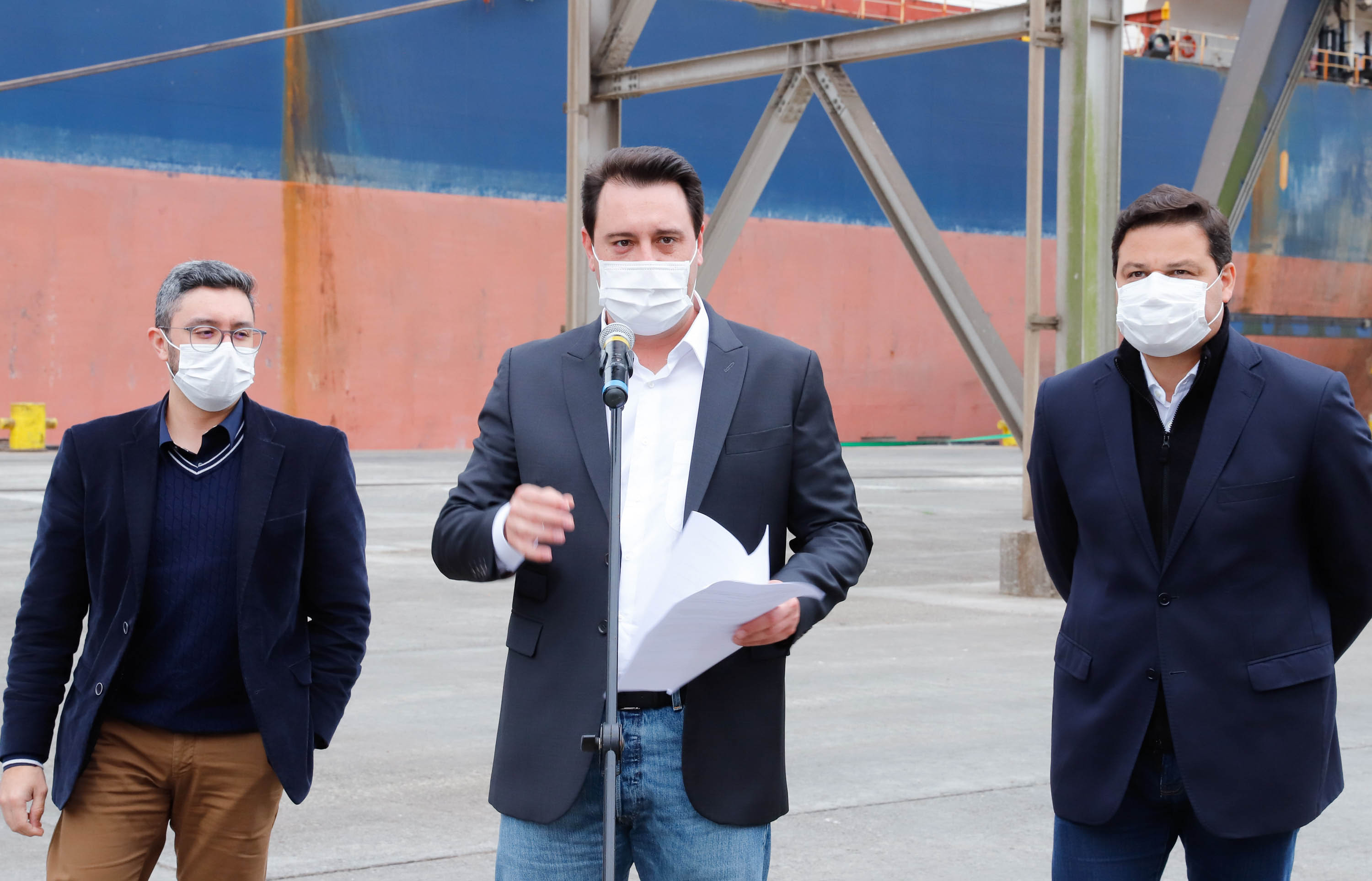 O governador Carlos Massa Ratinho Junior inaugurou nesta terça-feira (21) a obra de ampliação do cais do Porto de Paranaguá, no Litoral do Estado. O berço 201 foi modernizado e o cais de atracação foi prolongado em 100 metros. Os investimentos da empresa pública Portos do Paraná somam R$ 201,7 milhões e vão aumentar em 140% a capacidade atual de movimentação de cargas.