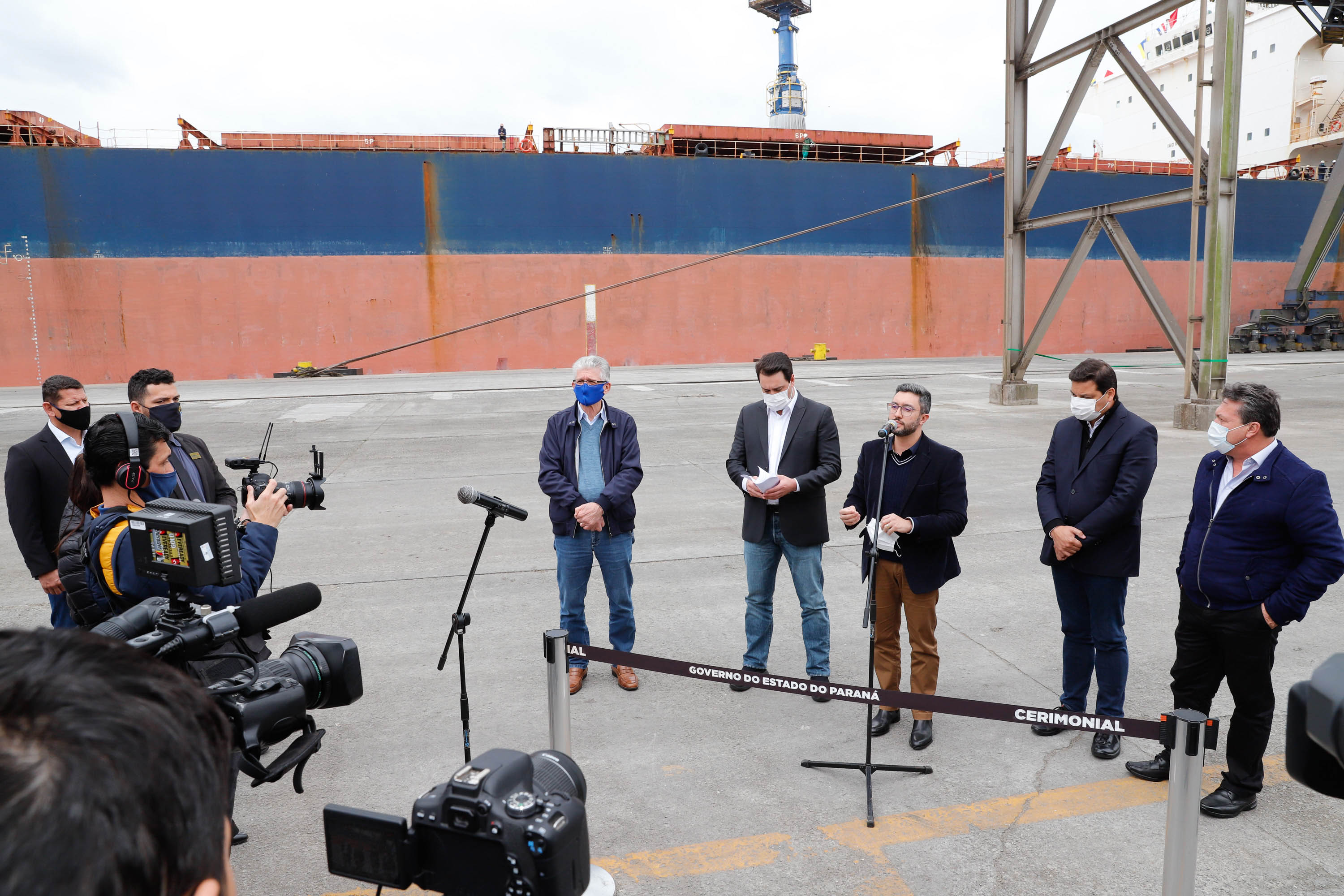 O governador Carlos Massa Ratinho Junior inaugurou nesta terça-feira (21) a obra de ampliação do cais do Porto de Paranaguá, no Litoral do Estado. O berço 201 foi modernizado e o cais de atracação foi prolongado em 100 metros. Os investimentos da empresa pública Portos do Paraná somam R$ 201,7 milhões e vão aumentar em 140% a capacidade atual de movimentação de cargas.