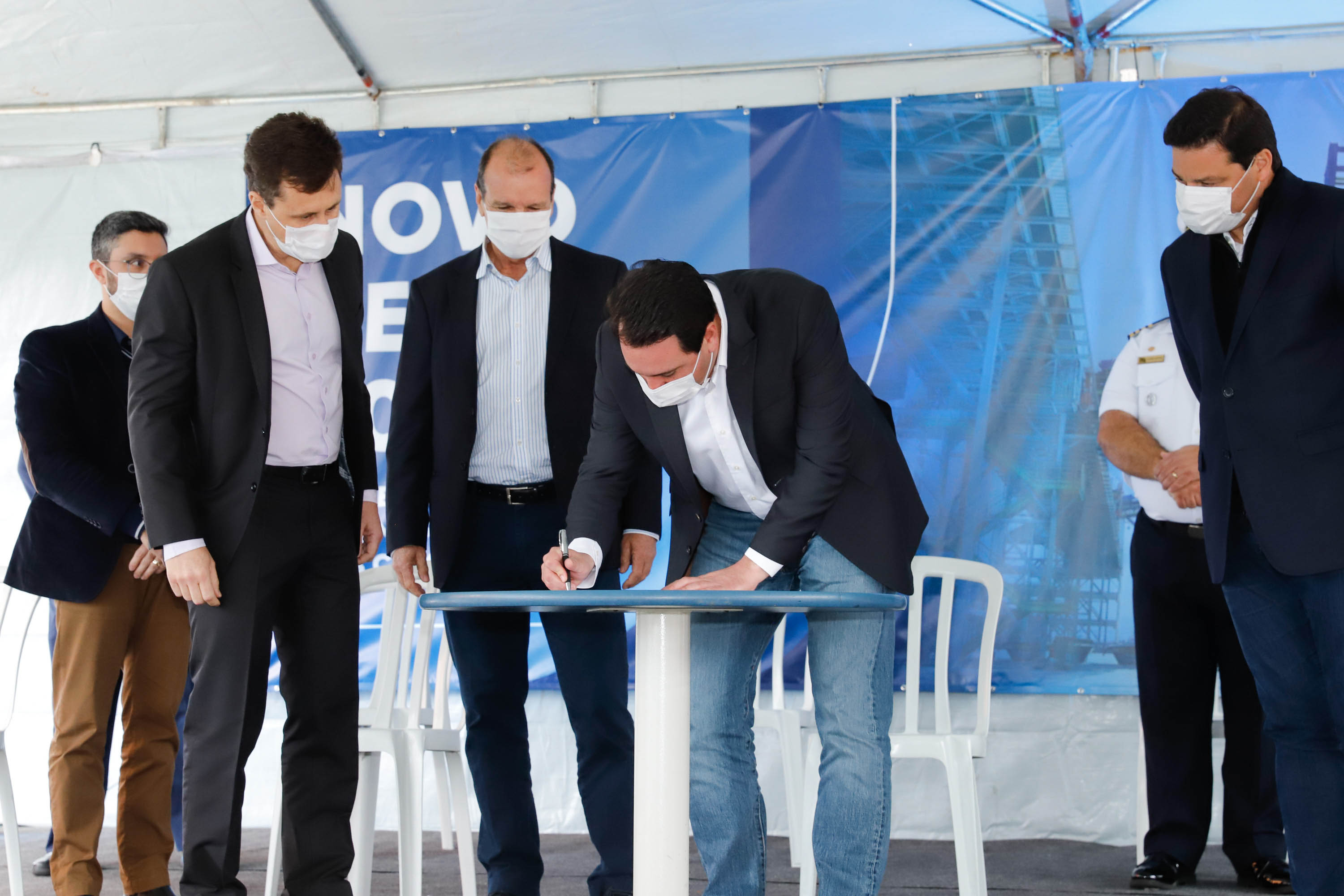O governador Carlos Massa Ratinho Junior inaugurou nesta terça-feira (21) a obra de ampliação do cais do Porto de Paranaguá, no Litoral do Estado. O berço 201 foi modernizado e o cais de atracação foi prolongado em 100 metros. Os investimentos da empresa pública Portos do Paraná somam R$ 201,7 milhões e vão aumentar em 140% a capacidade atual de movimentação de cargas.