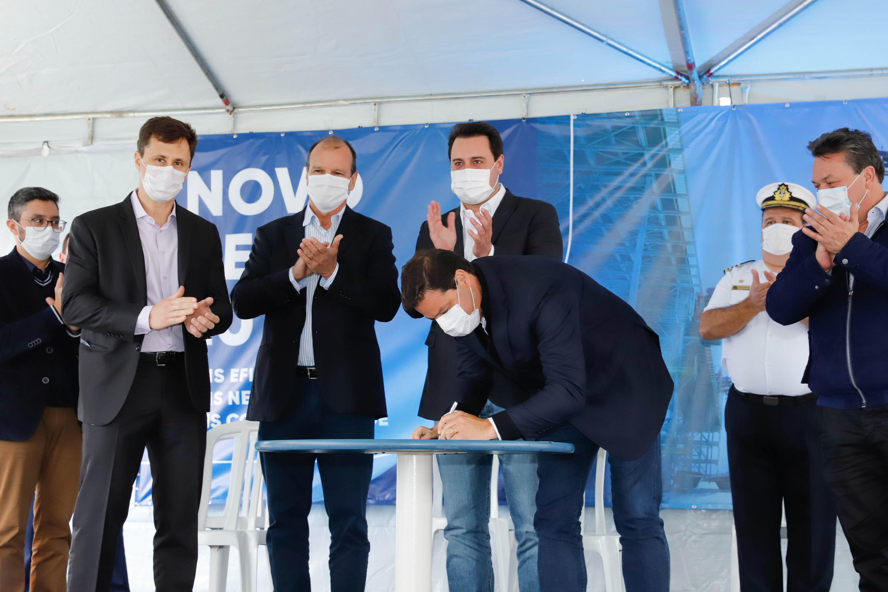 O governador Carlos Massa Ratinho Junior inaugurou nesta terça-feira (21) a obra de ampliação do cais do Porto de Paranaguá, no Litoral do Estado. O berço 201 foi modernizado e o cais de atracação foi prolongado em 100 metros. Os investimentos da empresa pública Portos do Paraná somam R$ 201,7 milhões e vão aumentar em 140% a capacidade atual de movimentação de cargas.