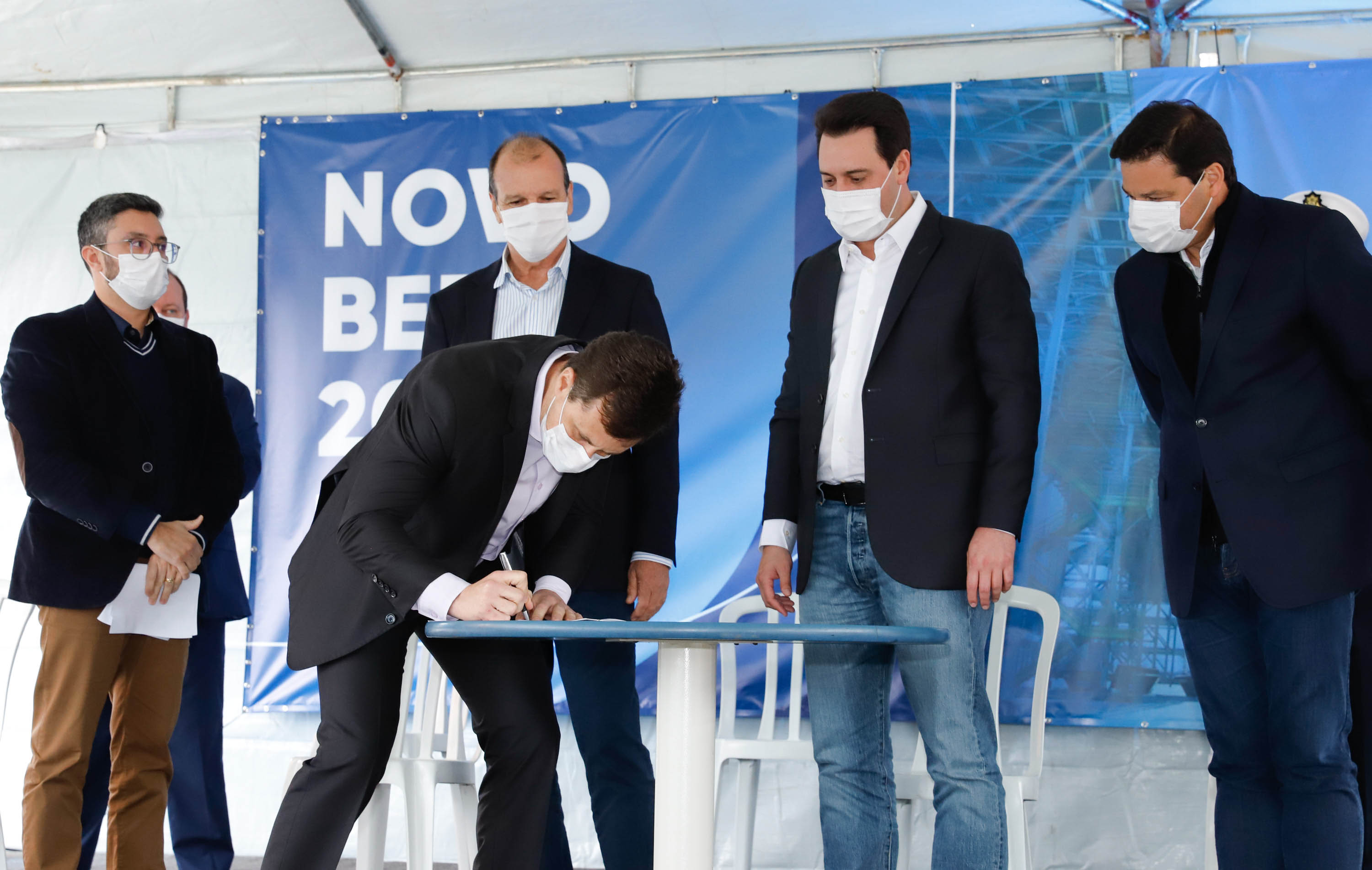 O governador Carlos Massa Ratinho Junior inaugurou nesta terça-feira (21) a obra de ampliação do cais do Porto de Paranaguá, no Litoral do Estado. O berço 201 foi modernizado e o cais de atracação foi prolongado em 100 metros. Os investimentos da empresa pública Portos do Paraná somam R$ 201,7 milhões e vão aumentar em 140% a capacidade atual de movimentação de cargas.