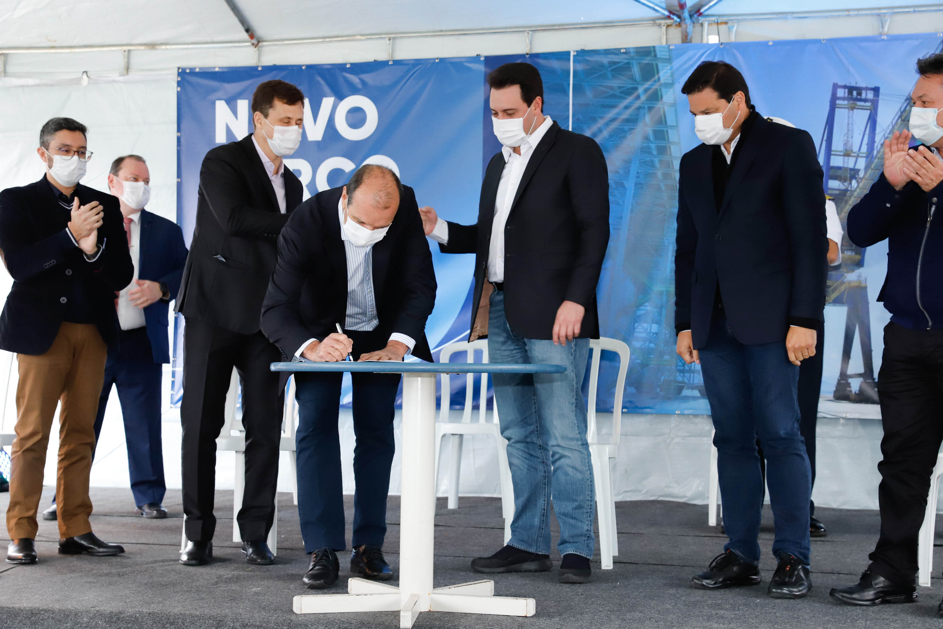 O governador Carlos Massa Ratinho Junior inaugurou nesta terça-feira (21) a obra de ampliação do cais do Porto de Paranaguá, no Litoral do Estado. O berço 201 foi modernizado e o cais de atracação foi prolongado em 100 metros. Os investimentos da empresa pública Portos do Paraná somam R$ 201,7 milhões e vão aumentar em 140% a capacidade atual de movimentação de cargas.