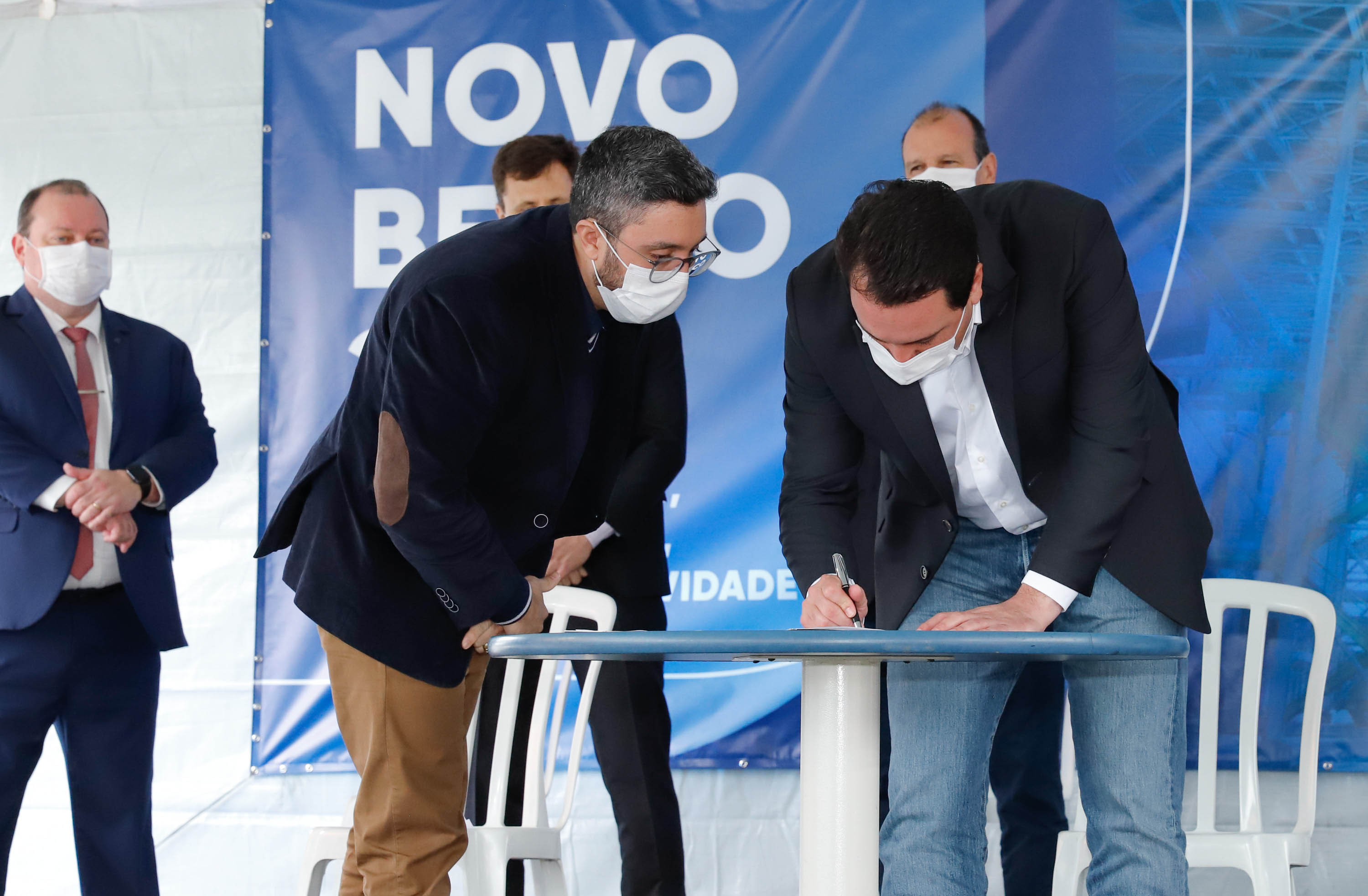 O governador Carlos Massa Ratinho Junior inaugurou nesta terça-feira (21) a obra de ampliação do cais do Porto de Paranaguá, no Litoral do Estado. O berço 201 foi modernizado e o cais de atracação foi prolongado em 100 metros. Os investimentos da empresa pública Portos do Paraná somam R$ 201,7 milhões e vão aumentar em 140% a capacidade atual de movimentação de cargas.