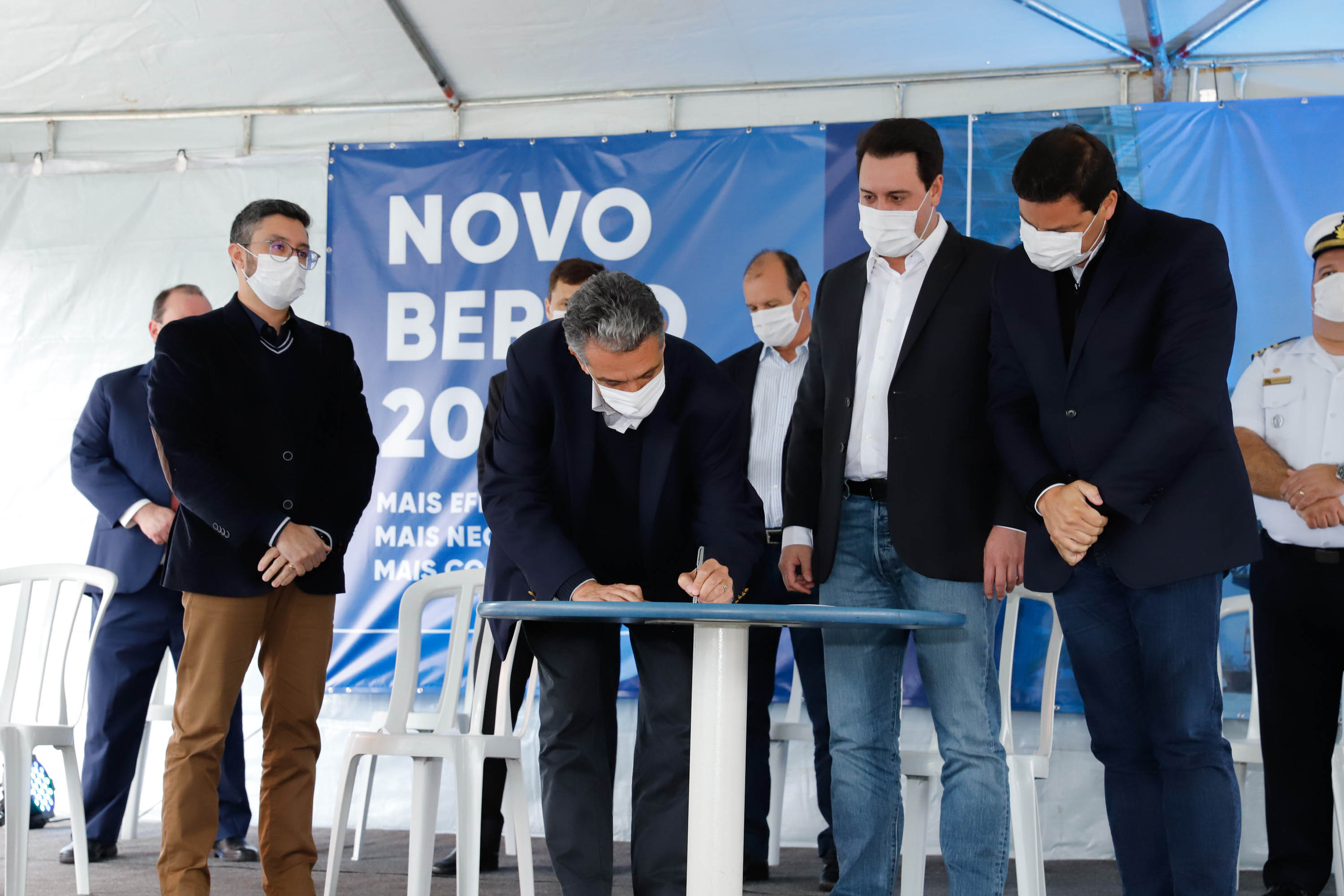 O governador Carlos Massa Ratinho Junior inaugurou nesta terça-feira (21) a obra de ampliação do cais do Porto de Paranaguá, no Litoral do Estado. O berço 201 foi modernizado e o cais de atracação foi prolongado em 100 metros. Os investimentos da empresa pública Portos do Paraná somam R$ 201,7 milhões e vão aumentar em 140% a capacidade atual de movimentação de cargas.