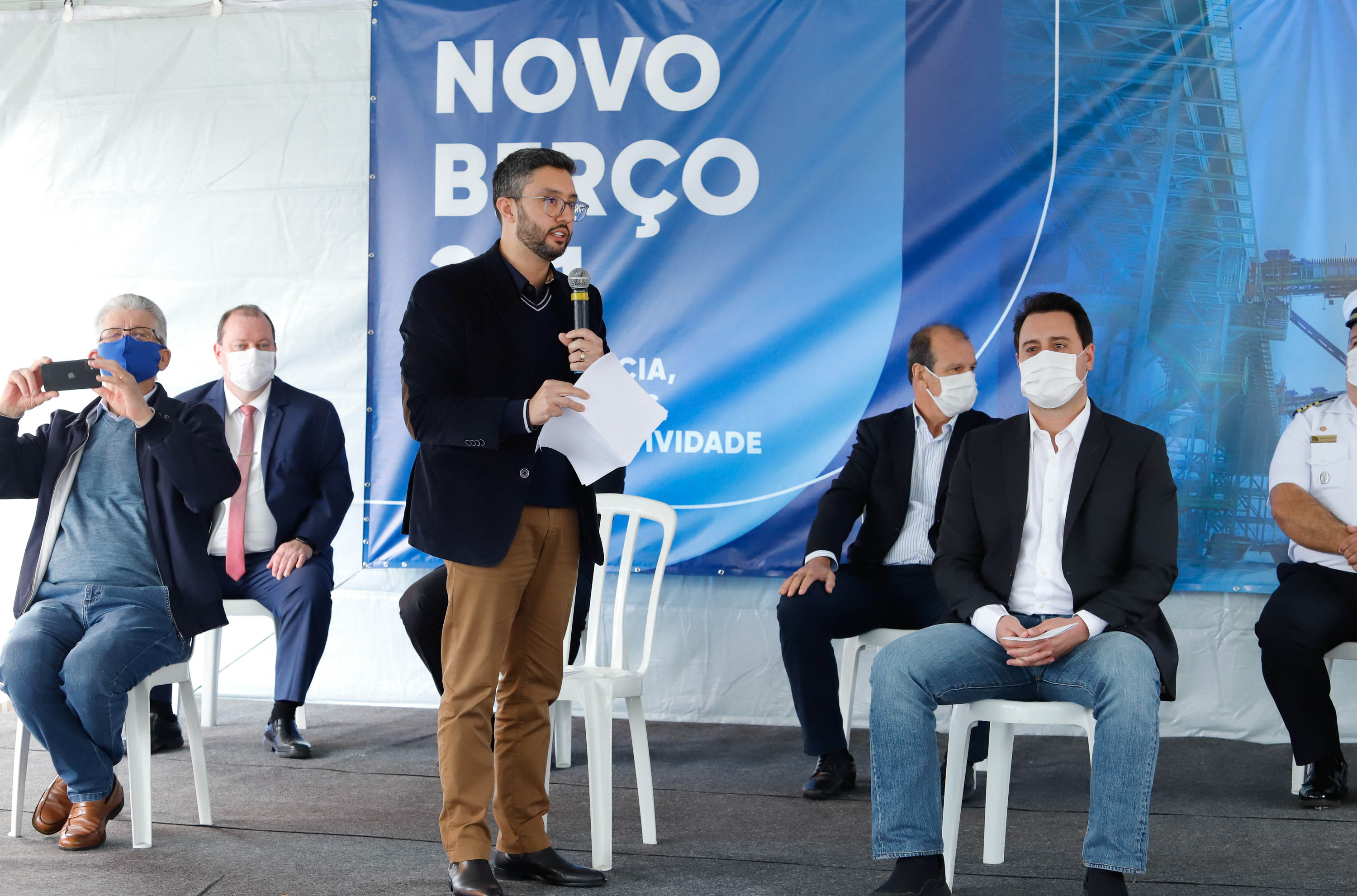 O governador Carlos Massa Ratinho Junior inaugurou nesta terça-feira (21) a obra de ampliação do cais do Porto de Paranaguá, no Litoral do Estado. O berço 201 foi modernizado e o cais de atracação foi prolongado em 100 metros. Os investimentos da empresa pública Portos do Paraná somam R$ 201,7 milhões e vão aumentar em 140% a capacidade atual de movimentação de cargas.