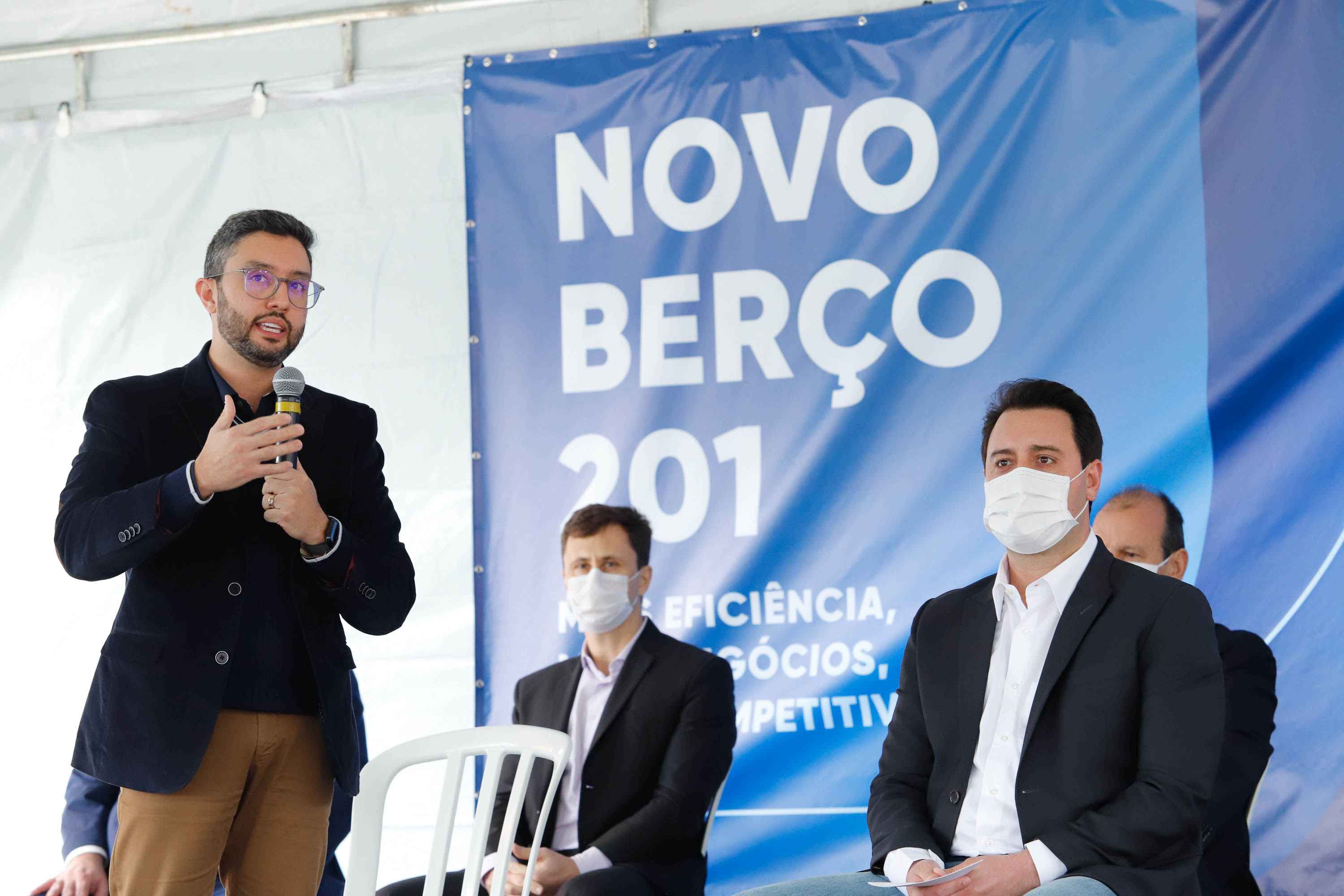 O governador Carlos Massa Ratinho Junior inaugurou nesta terça-feira (21) a obra de ampliação do cais do Porto de Paranaguá, no Litoral do Estado. O berço 201 foi modernizado e o cais de atracação foi prolongado em 100 metros. Os investimentos da empresa pública Portos do Paraná somam R$ 201,7 milhões e vão aumentar em 140% a capacidade atual de movimentação de cargas.