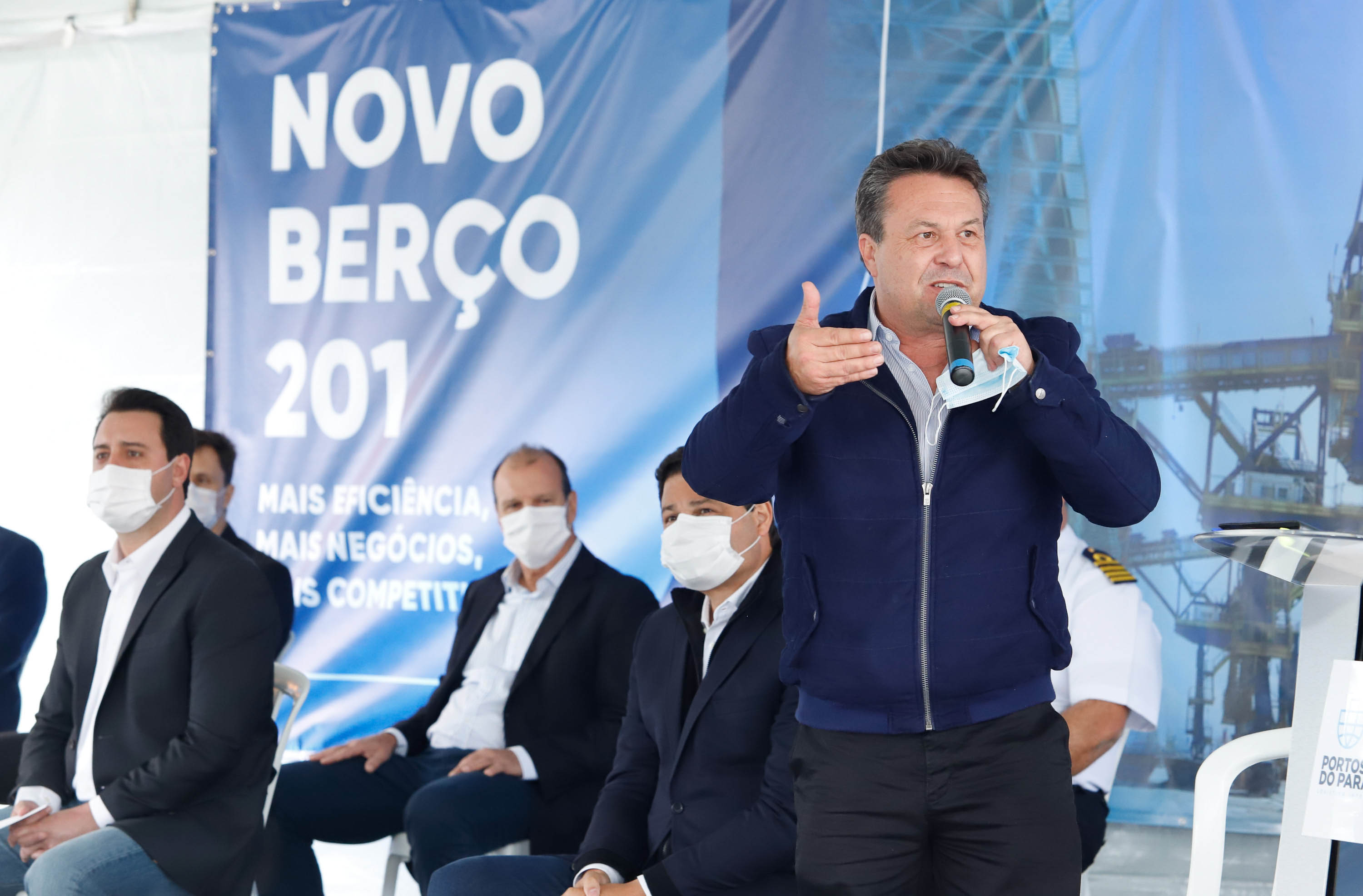 O governador Carlos Massa Ratinho Junior inaugurou nesta terça-feira (21) a obra de ampliação do cais do Porto de Paranaguá, no Litoral do Estado. O berço 201 foi modernizado e o cais de atracação foi prolongado em 100 metros. Os investimentos da empresa pública Portos do Paraná somam R$ 201,7 milhões e vão aumentar em 140% a capacidade atual de movimentação de cargas.