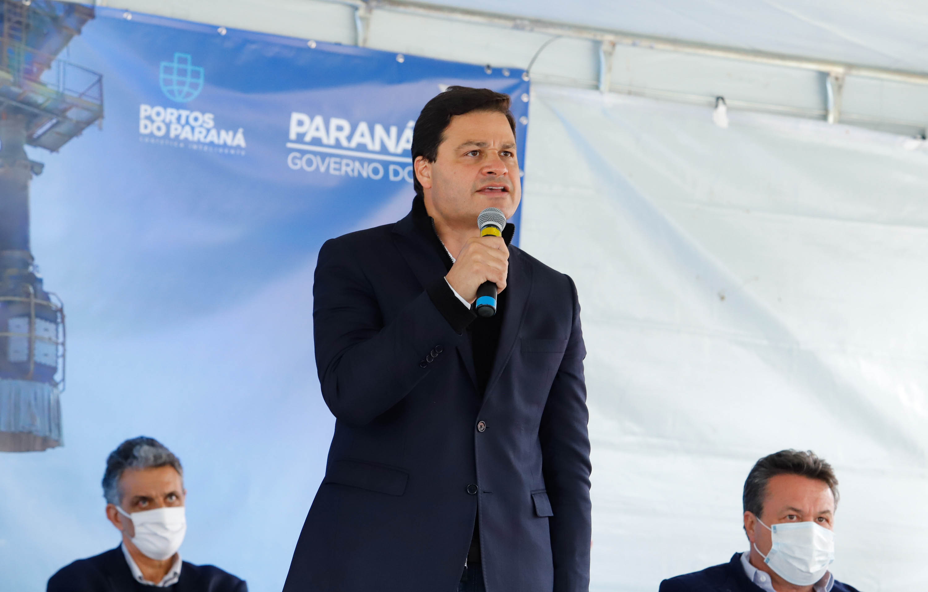 O governador Carlos Massa Ratinho Junior inaugurou nesta terça-feira (21) a obra de ampliação do cais do Porto de Paranaguá, no Litoral do Estado. O berço 201 foi modernizado e o cais de atracação foi prolongado em 100 metros. Os investimentos da empresa pública Portos do Paraná somam R$ 201,7 milhões e vão aumentar em 140% a capacidade atual de movimentação de cargas.