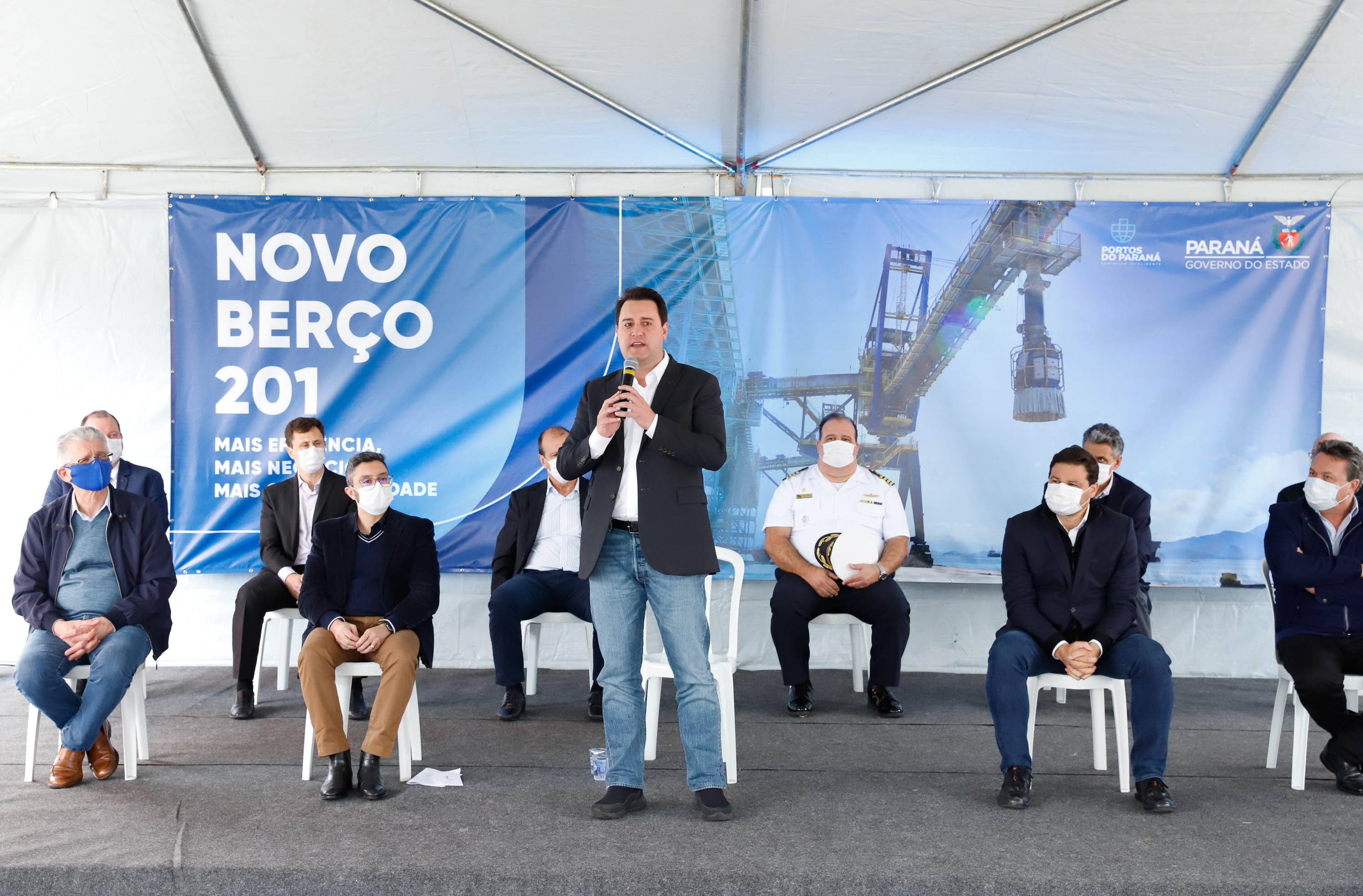 O governador Carlos Massa Ratinho Junior inaugurou nesta terça-feira (21) a obra de ampliação do cais do Porto de Paranaguá, no Litoral do Estado. O berço 201 foi modernizado e o cais de atracação foi prolongado em 100 metros. Os investimentos da empresa pública Portos do Paraná somam R$ 201,7 milhões e vão aumentar em 140% a capacidade atual de movimentação de cargas.