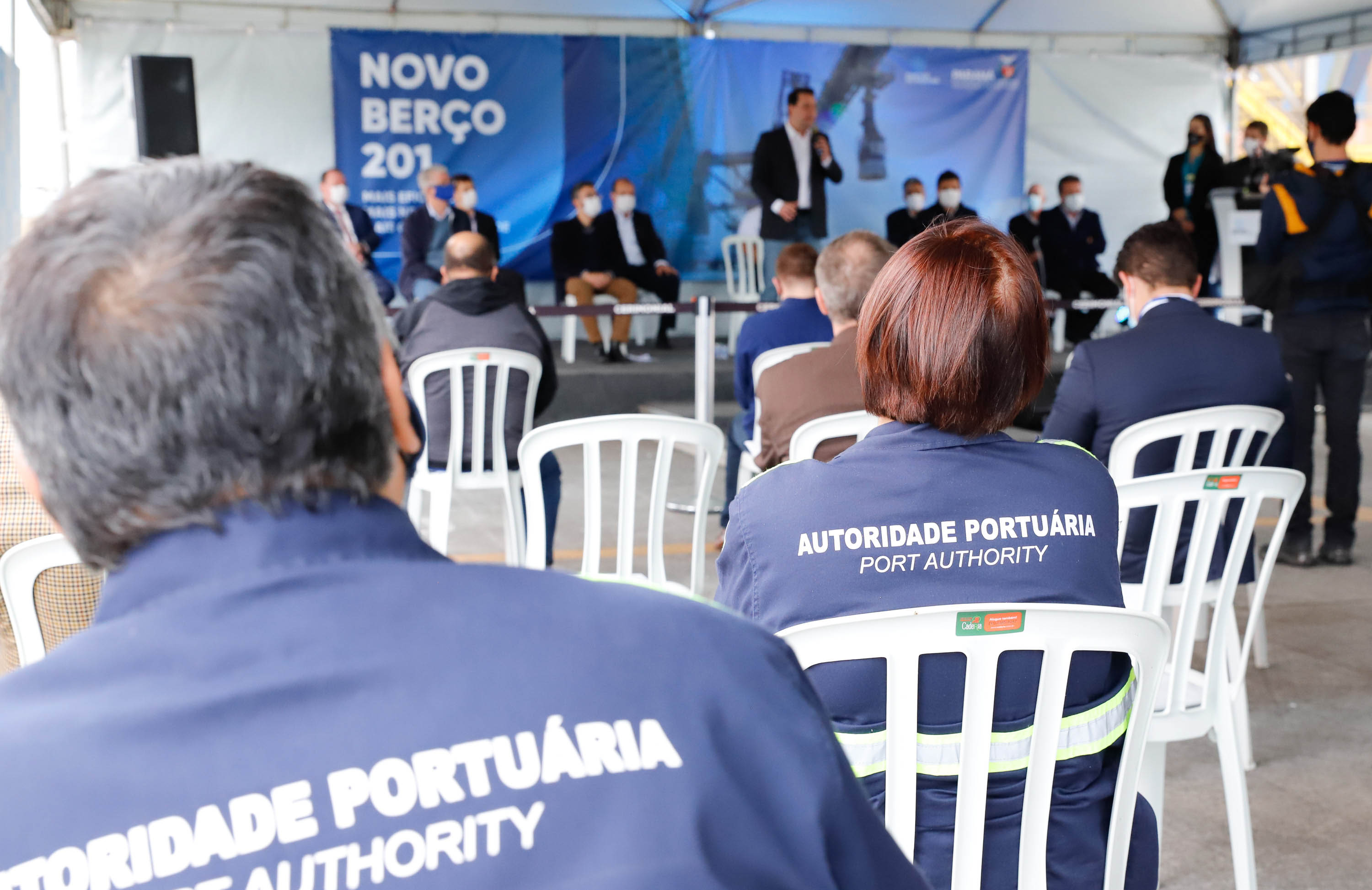 O governador Carlos Massa Ratinho Junior inaugurou nesta terça-feira (21) a obra de ampliação do cais do Porto de Paranaguá, no Litoral do Estado. O berço 201 foi modernizado e o cais de atracação foi prolongado em 100 metros. Os investimentos da empresa pública Portos do Paraná somam R$ 201,7 milhões e vão aumentar em 140% a capacidade atual de movimentação de cargas.