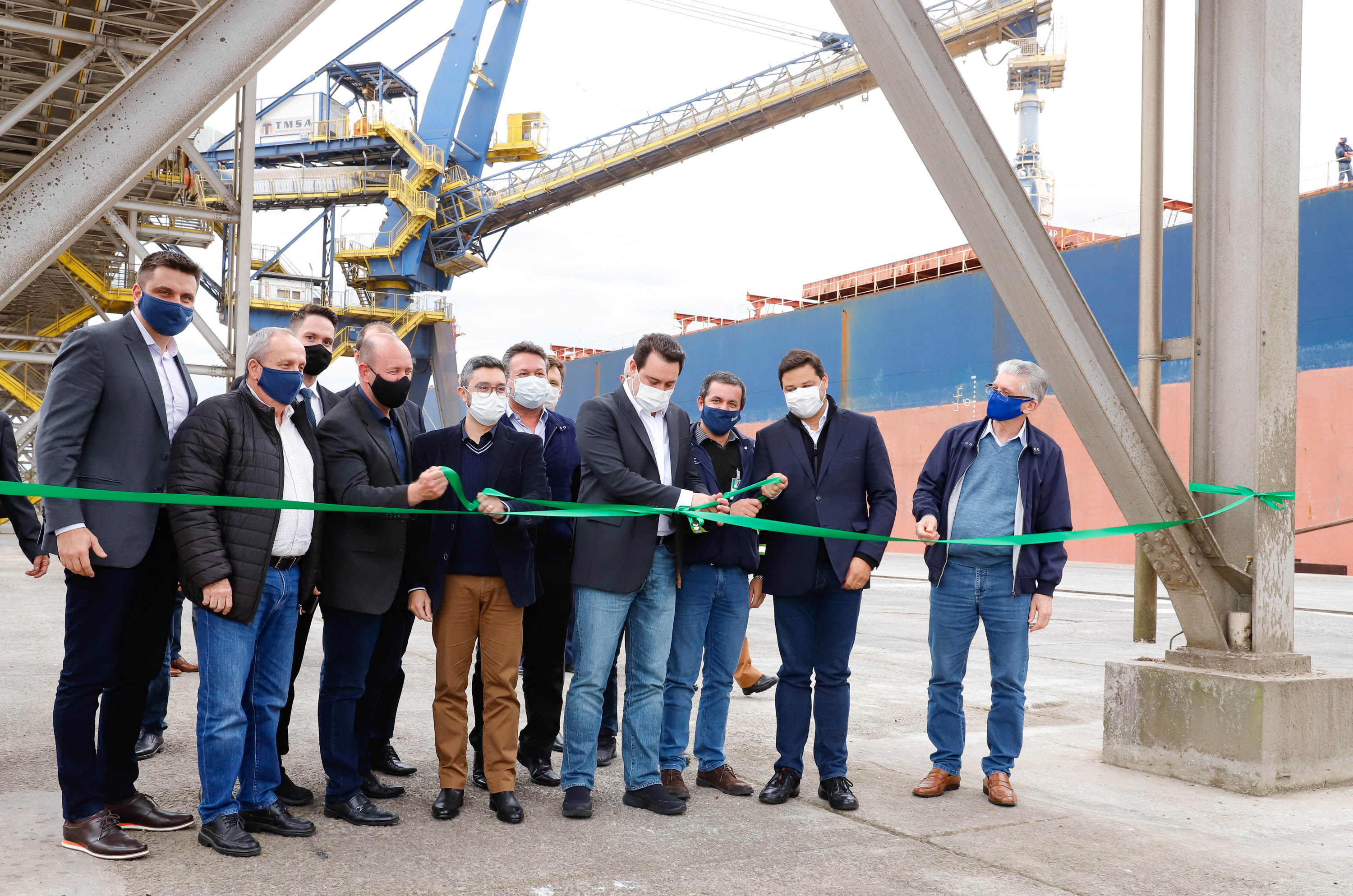 O governador Carlos Massa Ratinho Junior inaugurou nesta terça-feira (21) a obra de ampliação do cais do Porto de Paranaguá, no Litoral do Estado. O berço 201 foi modernizado e o cais de atracação foi prolongado em 100 metros. Os investimentos da empresa pública Portos do Paraná somam R$ 201,7 milhões e vão aumentar em 140% a capacidade atual de movimentação de cargas.