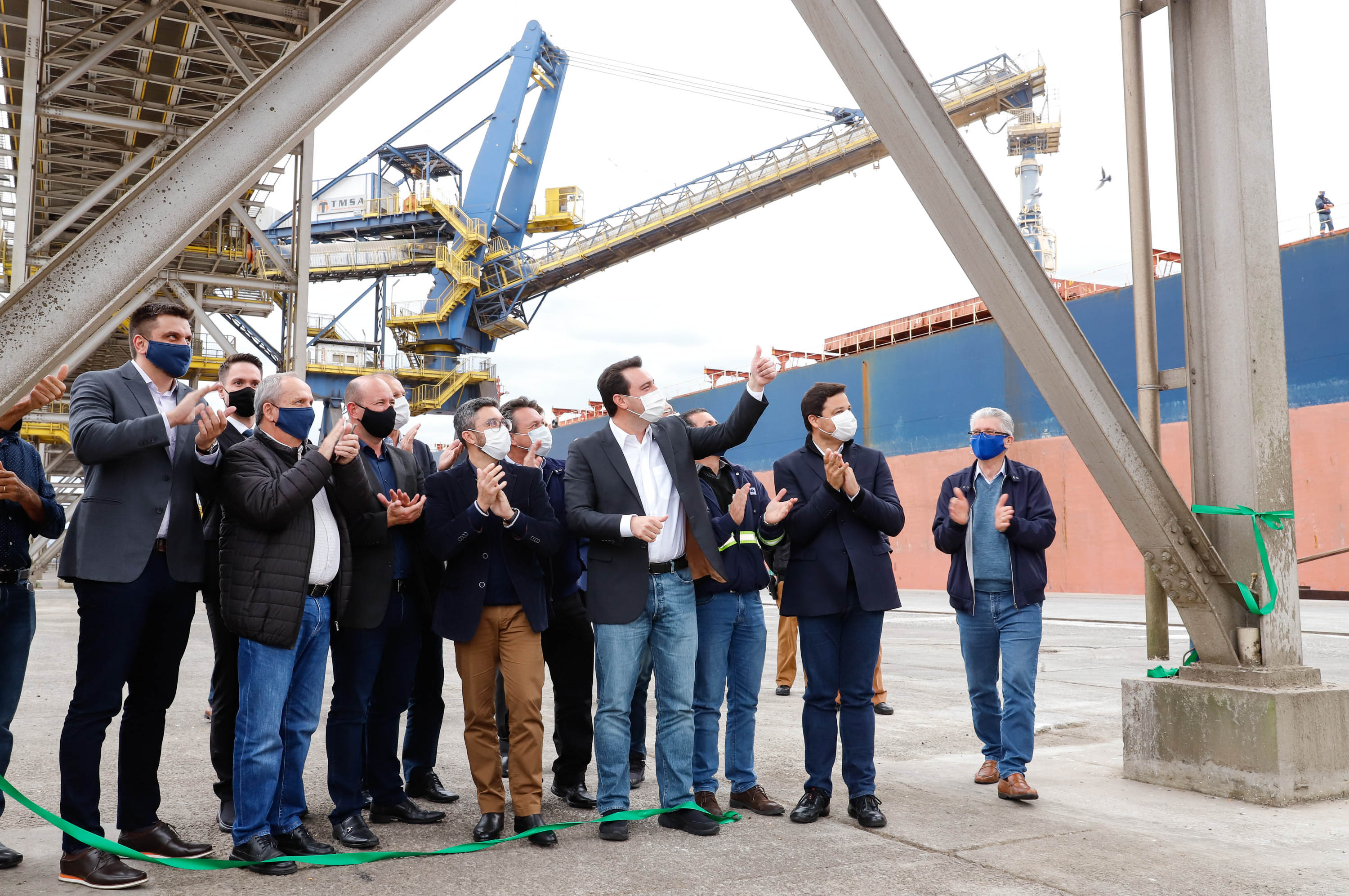 O governador Carlos Massa Ratinho Junior inaugurou nesta terça-feira (21) a obra de ampliação do cais do Porto de Paranaguá, no Litoral do Estado. O berço 201 foi modernizado e o cais de atracação foi prolongado em 100 metros. Os investimentos da empresa pública Portos do Paraná somam R$ 201,7 milhões e vão aumentar em 140% a capacidade atual de movimentação de cargas.