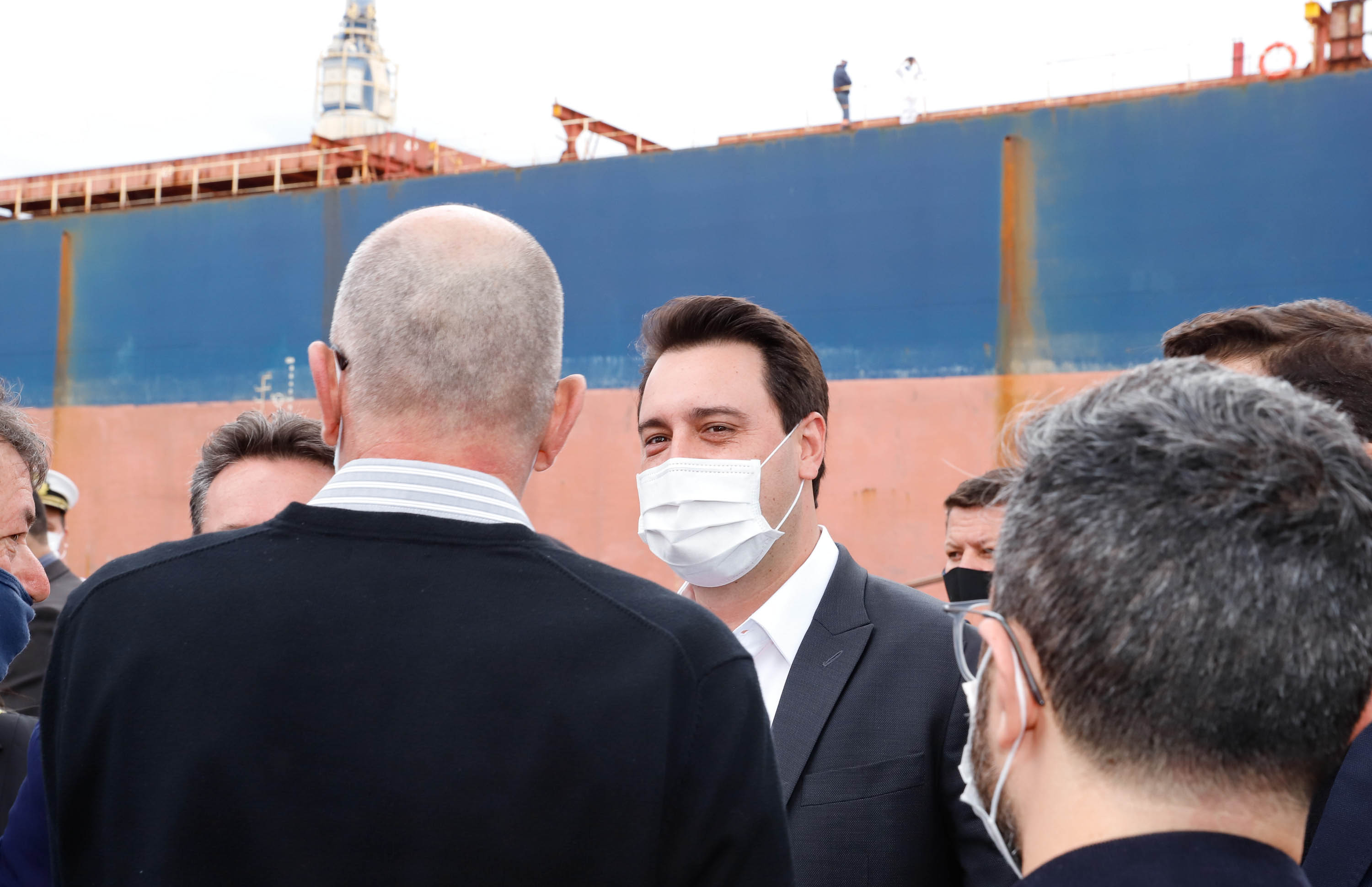 O governador Carlos Massa Ratinho Junior inaugurou nesta terça-feira (21) a obra de ampliação do cais do Porto de Paranaguá, no Litoral do Estado. O berço 201 foi modernizado e o cais de atracação foi prolongado em 100 metros. Os investimentos da empresa pública Portos do Paraná somam R$ 201,7 milhões e vão aumentar em 140% a capacidade atual de movimentação de cargas.