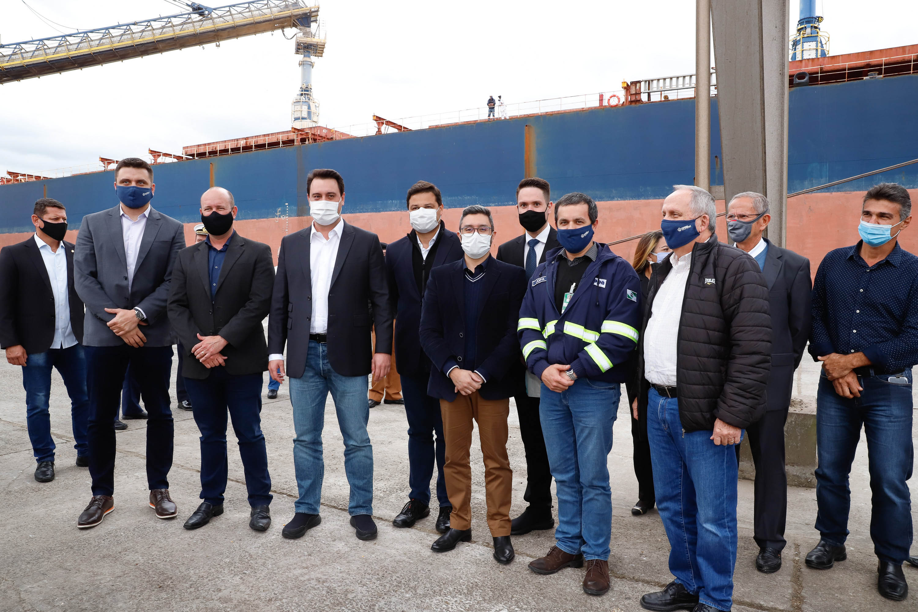 O governador Carlos Massa Ratinho Junior inaugurou nesta terça-feira (21) a obra de ampliação do cais do Porto de Paranaguá, no Litoral do Estado. O berço 201 foi modernizado e o cais de atracação foi prolongado em 100 metros. Os investimentos da empresa pública Portos do Paraná somam R$ 201,7 milhões e vão aumentar em 140% a capacidade atual de movimentação de cargas.